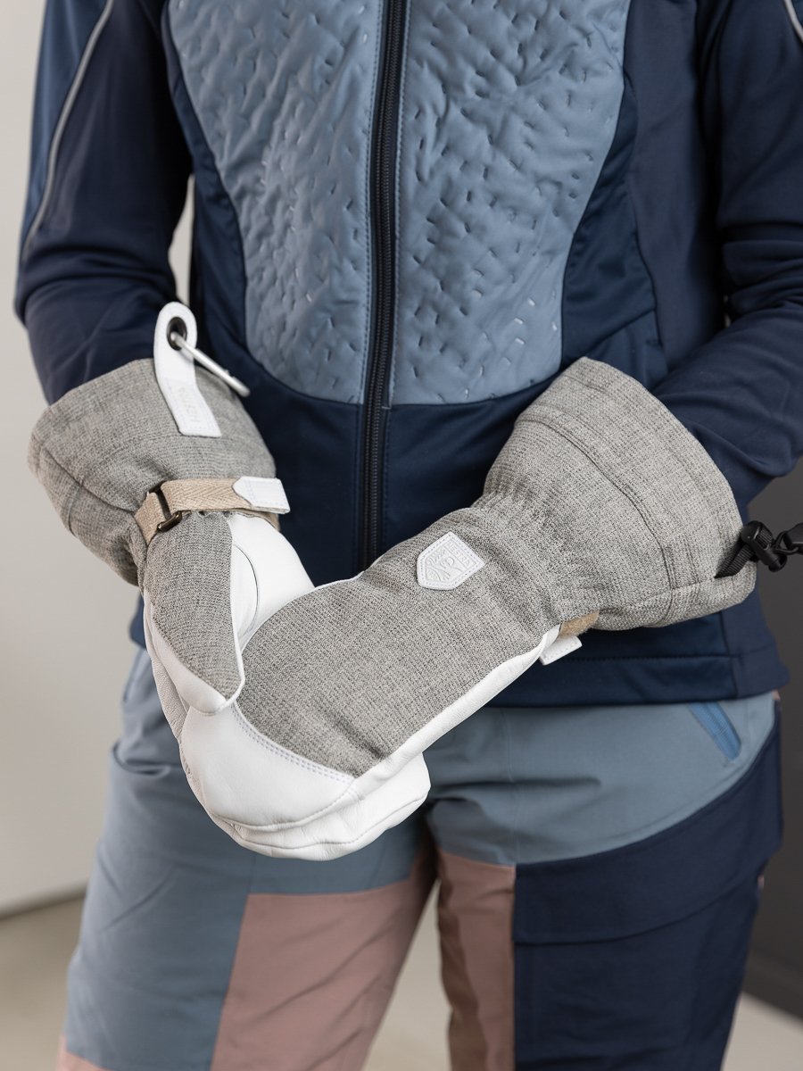Hestra Women`s Patrol Gauntlet Mitt Light Grey
