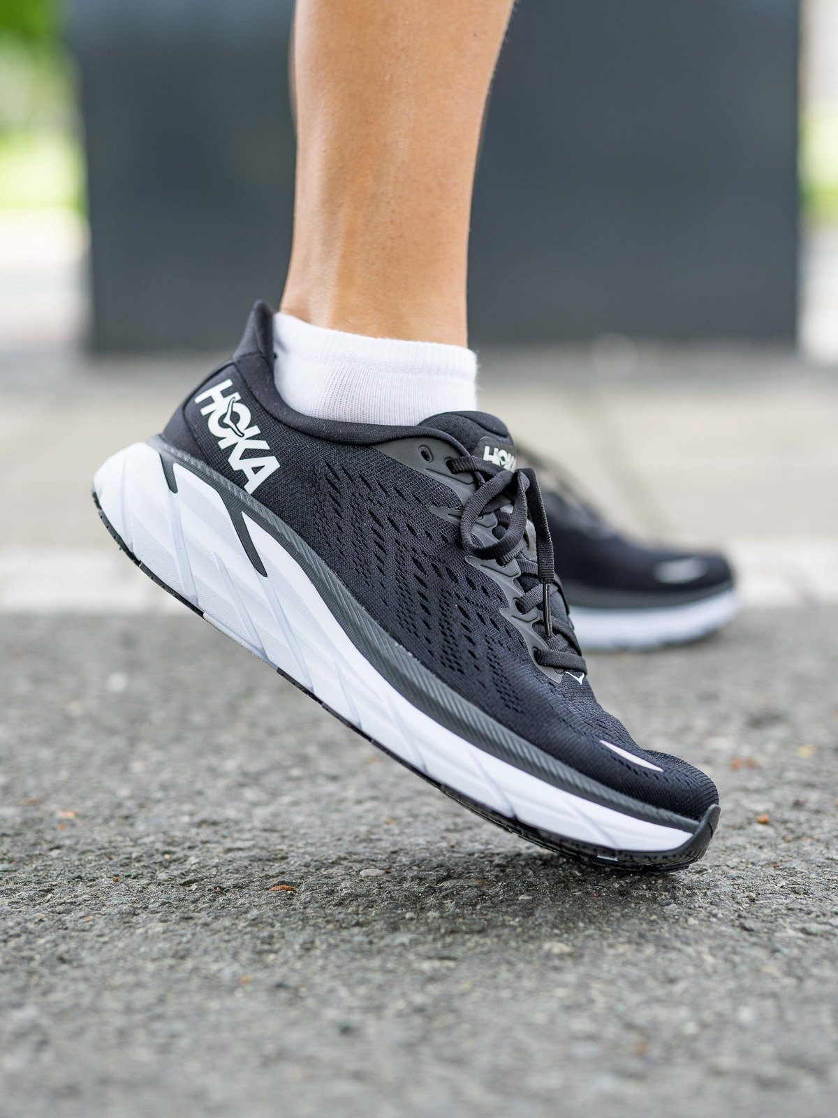 Hoka One One Clifton 8 Black / White