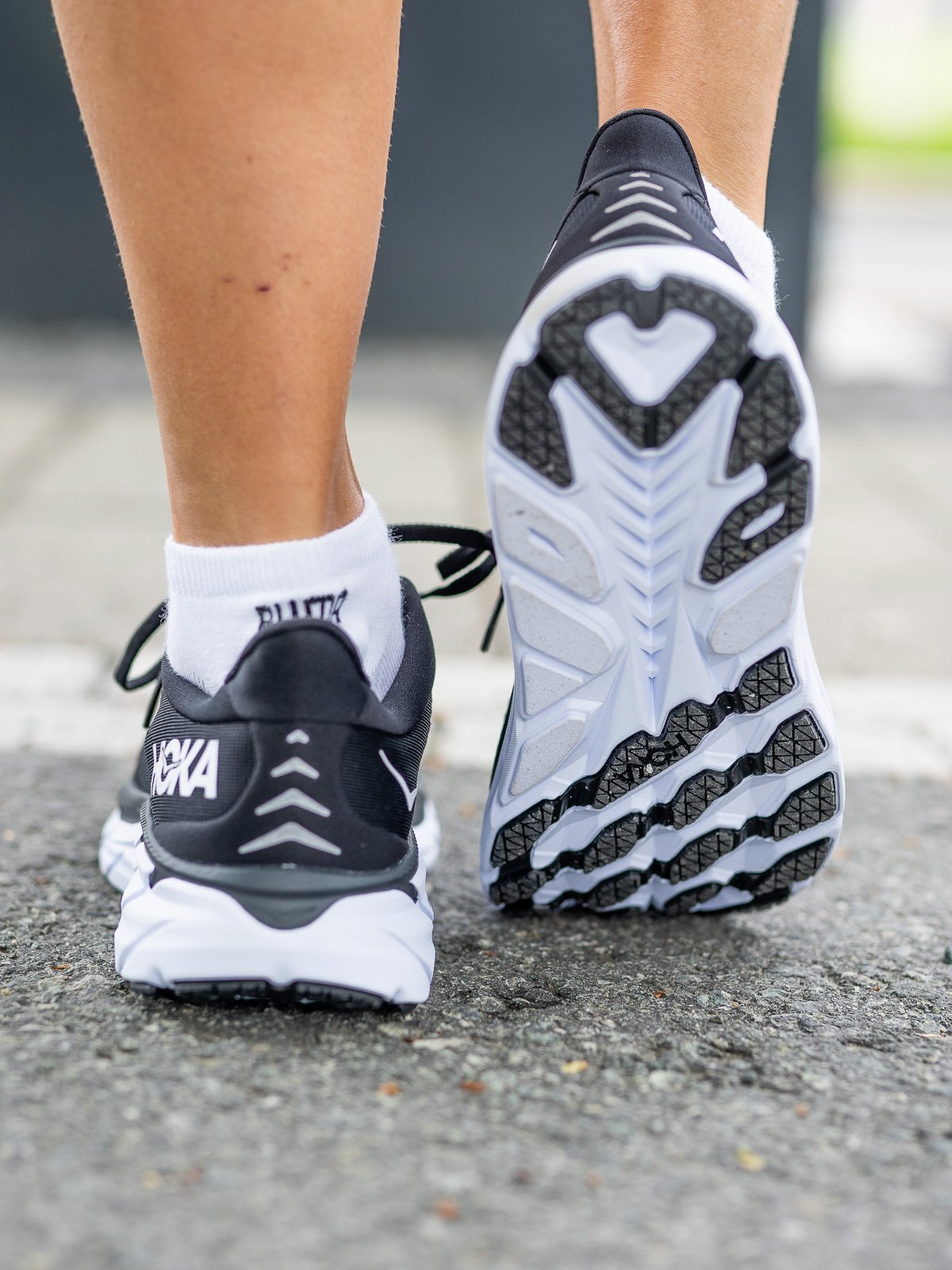 Hoka One One Clifton 8 Black / White