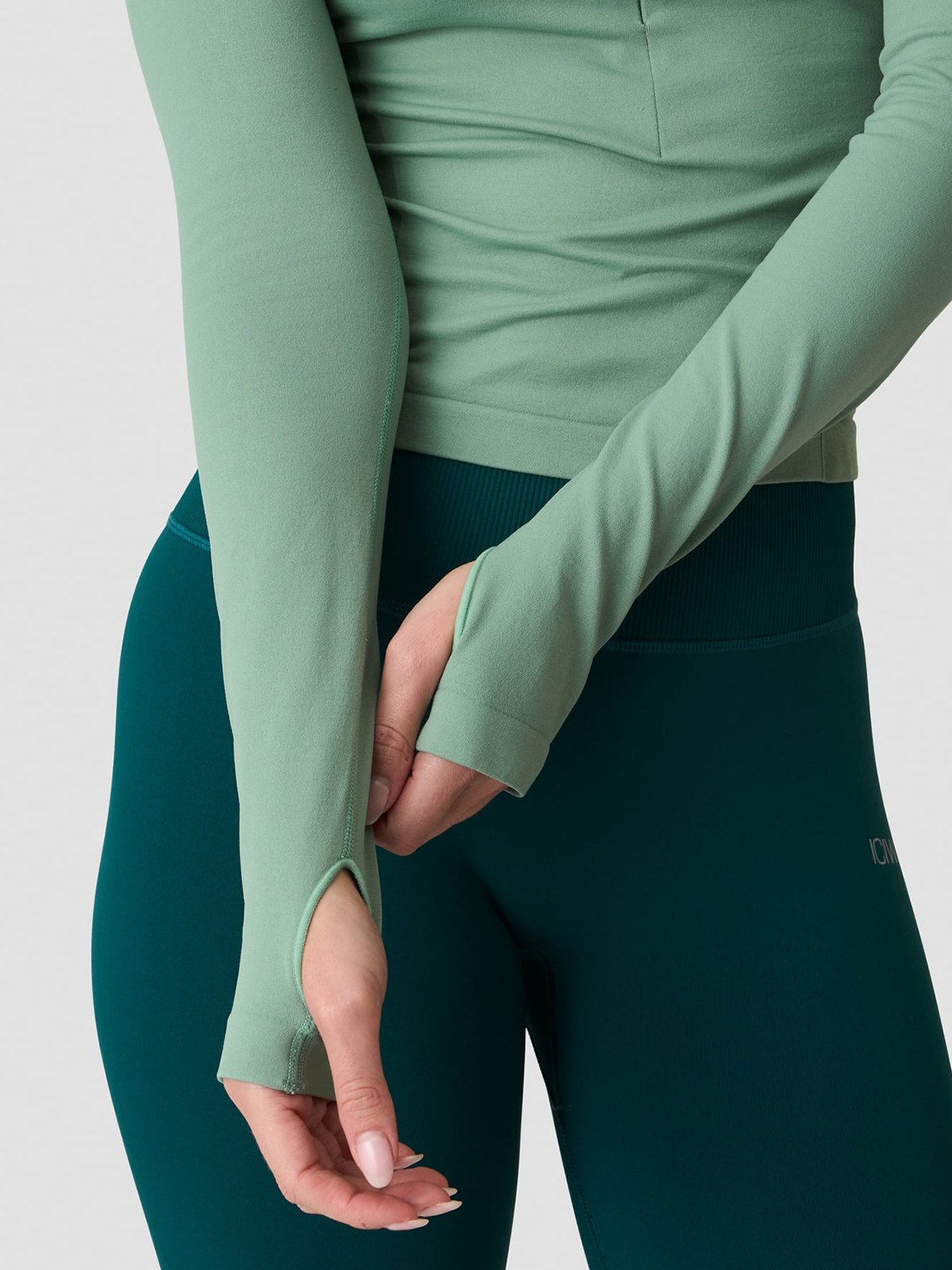 ICIW Define Seamless Invisible 1/2 Zip Long Sleeve Light Moss Green