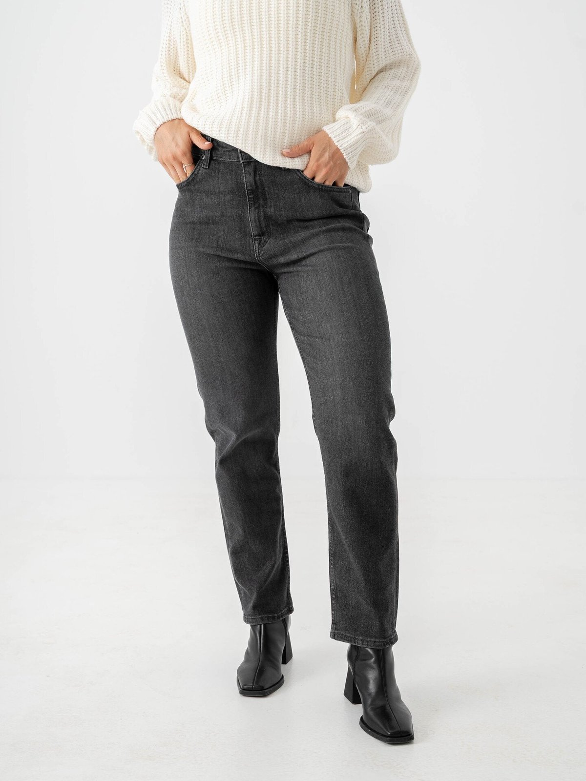 Lee Carol Straight New Season