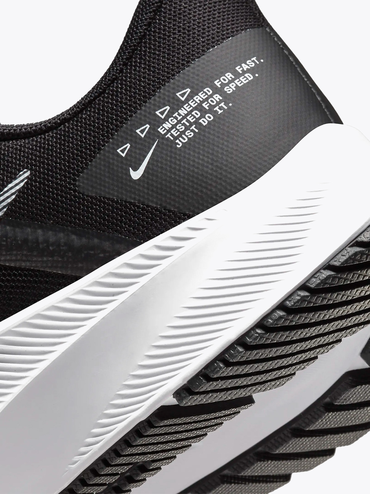 Nike Quest 4 Svart/Dark Smoke Grey/Hvit