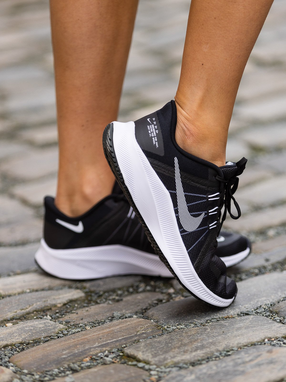 Nike Quest 4 Svart/Dark Smoke Grey/Hvit