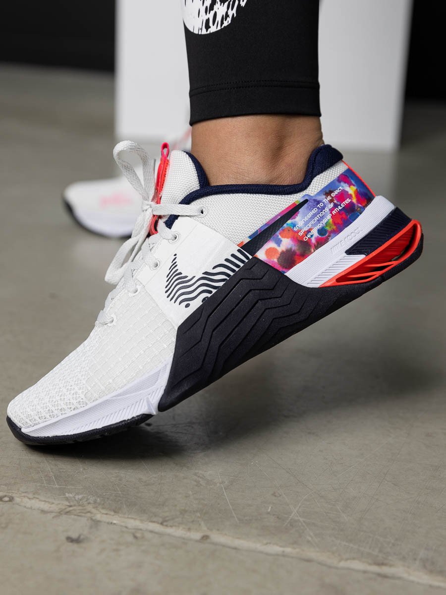 Nike Metcon 8 Summit White/Hyper Pink/Bright Crimson/Blackened Blue