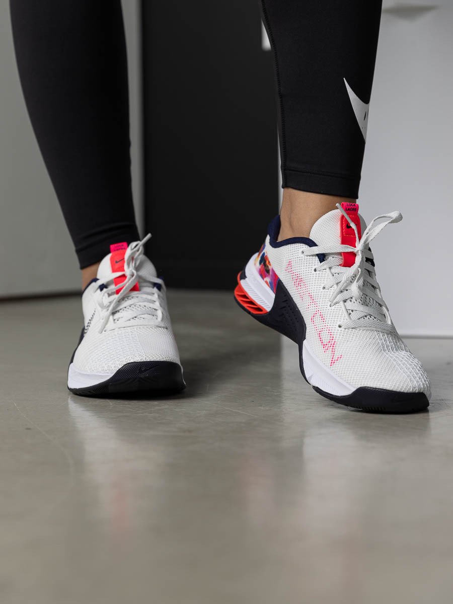 Nike Metcon 8 Summit White/Hyper Pink/Bright Crimson/Blackened Blue