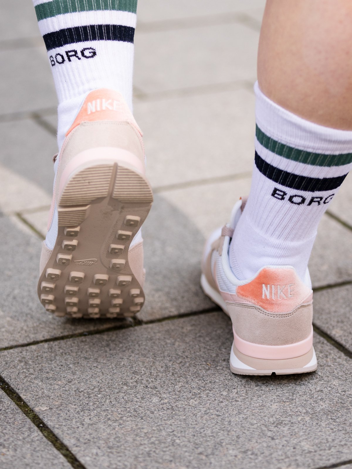 Nike Internationalist Summit White/Fossil Stone/Light Madder Root/Atmosphere