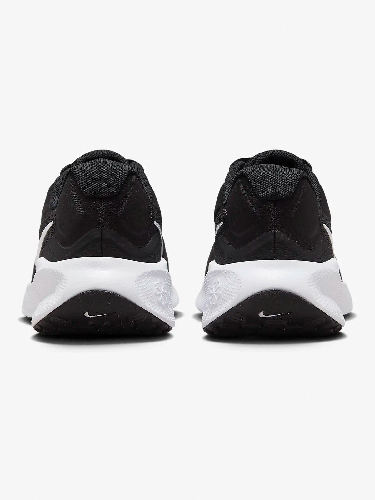 Nike Revolution 7 Black / White
