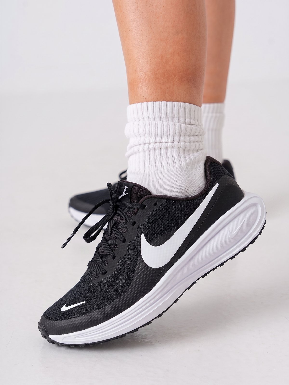 Nike Revolution 8 Black / White / Iron Grey