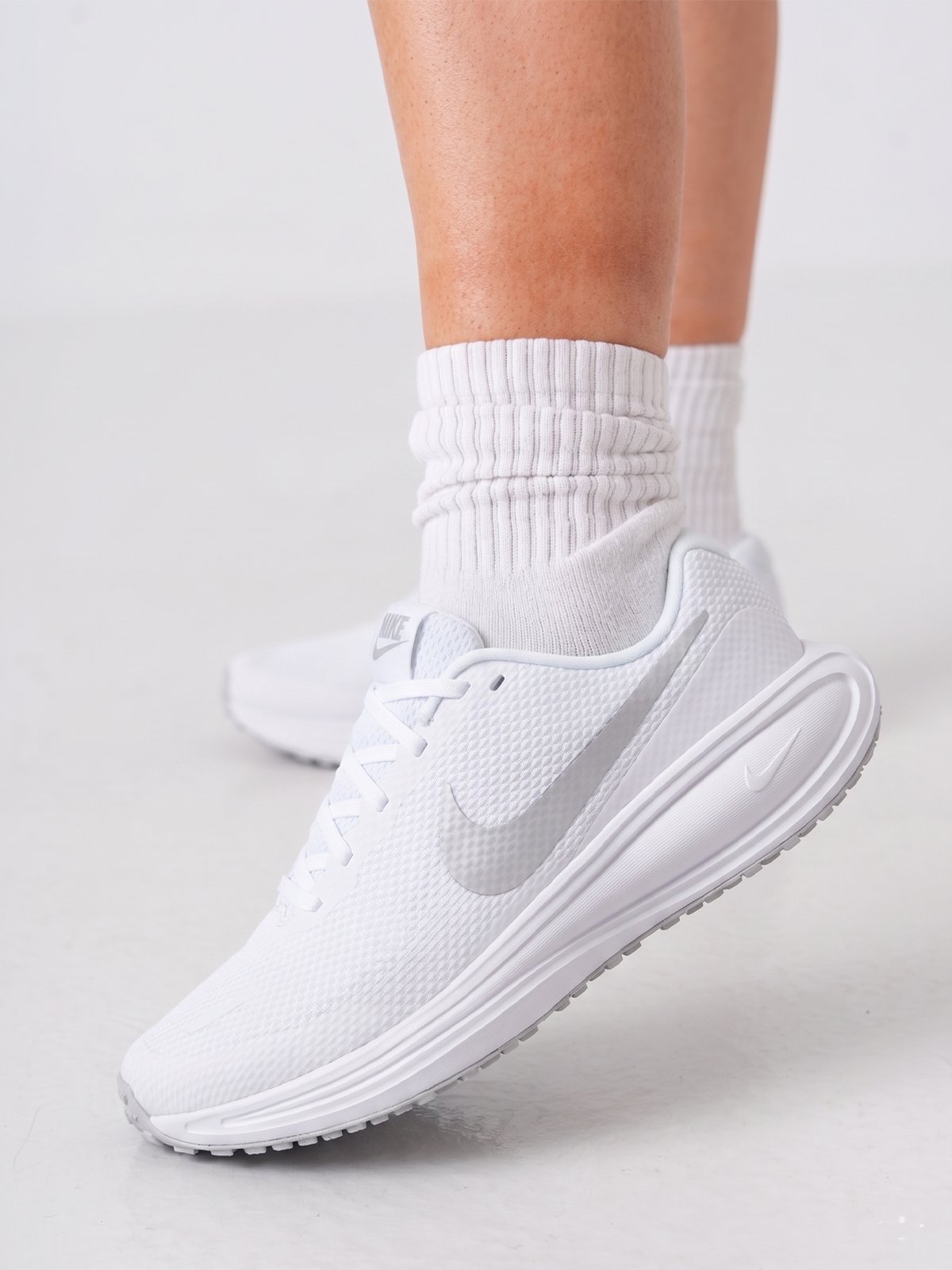 Nike Revolution 8 White / Pure Platinum