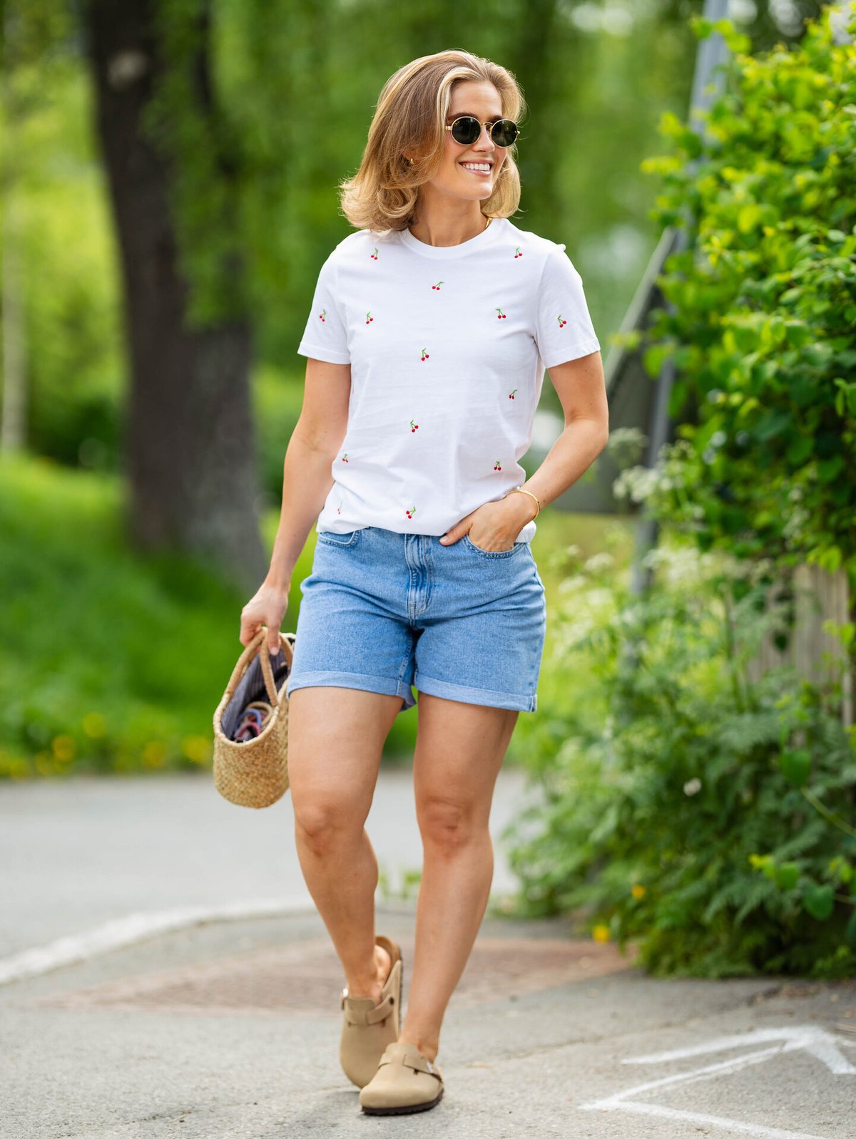 Only Vega High Waist Mom Denim Shorts Light Blue Denim
