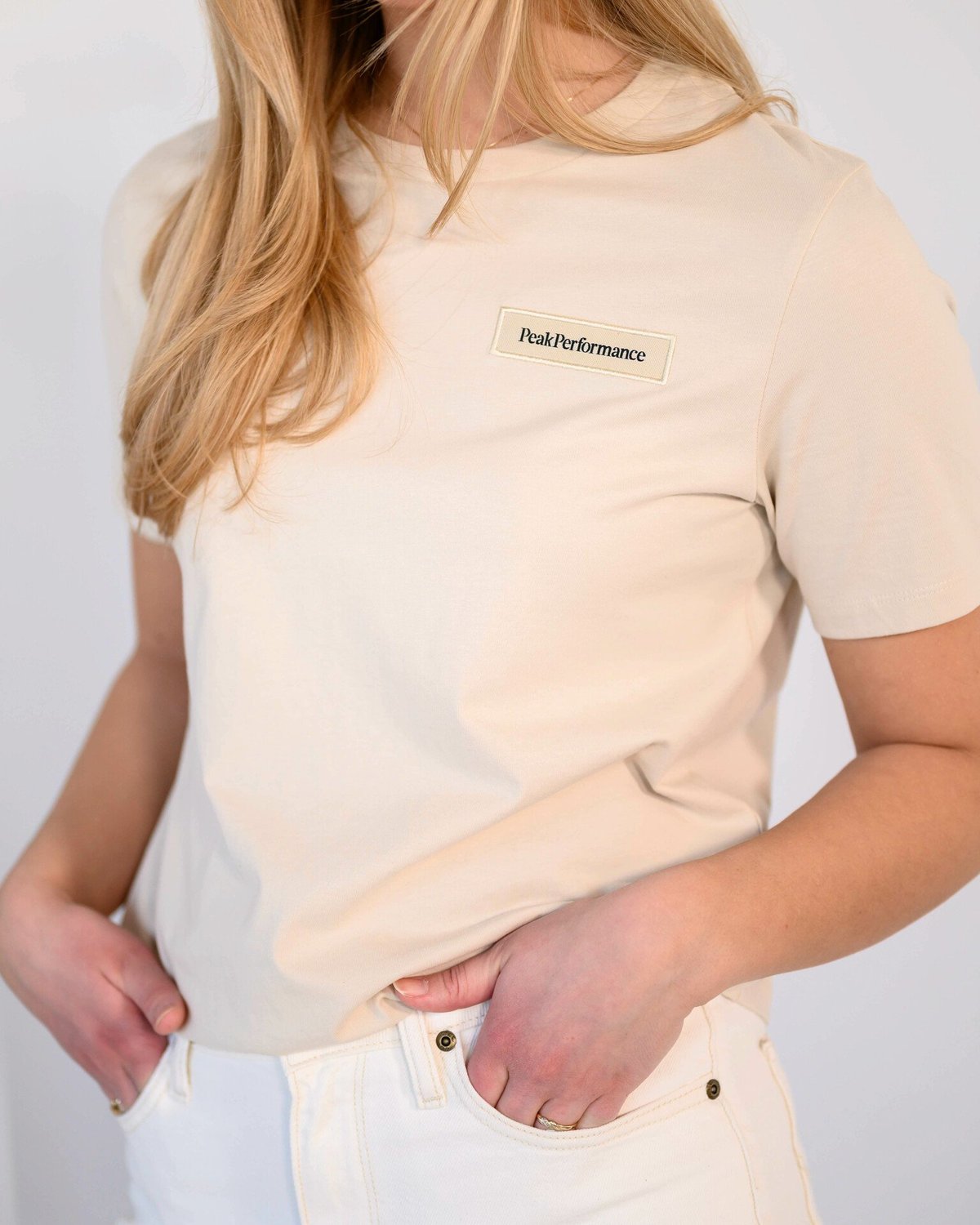 Peak Performance Logo Tee Sand fog