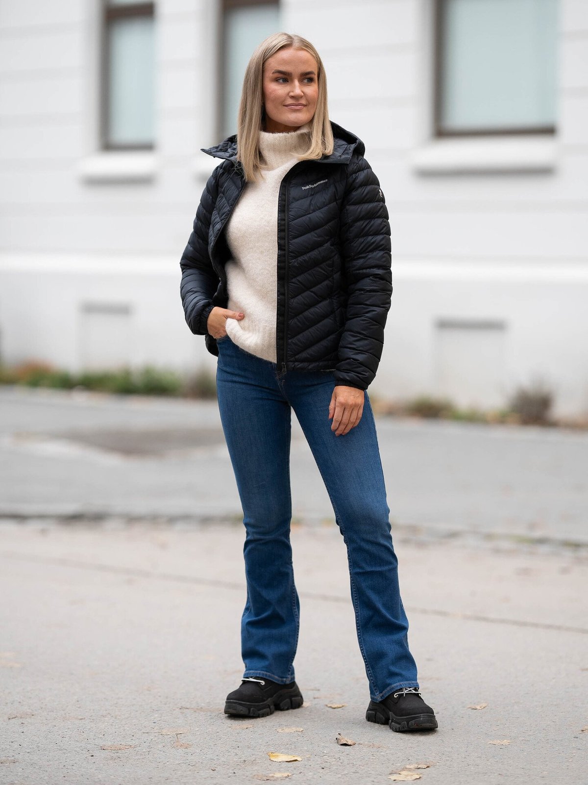 Peak Performance Frost Down Hood Jacket Black