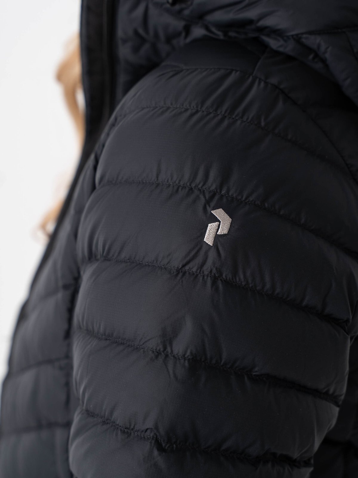 Peak Performance Frost Down Hood Jacket Black