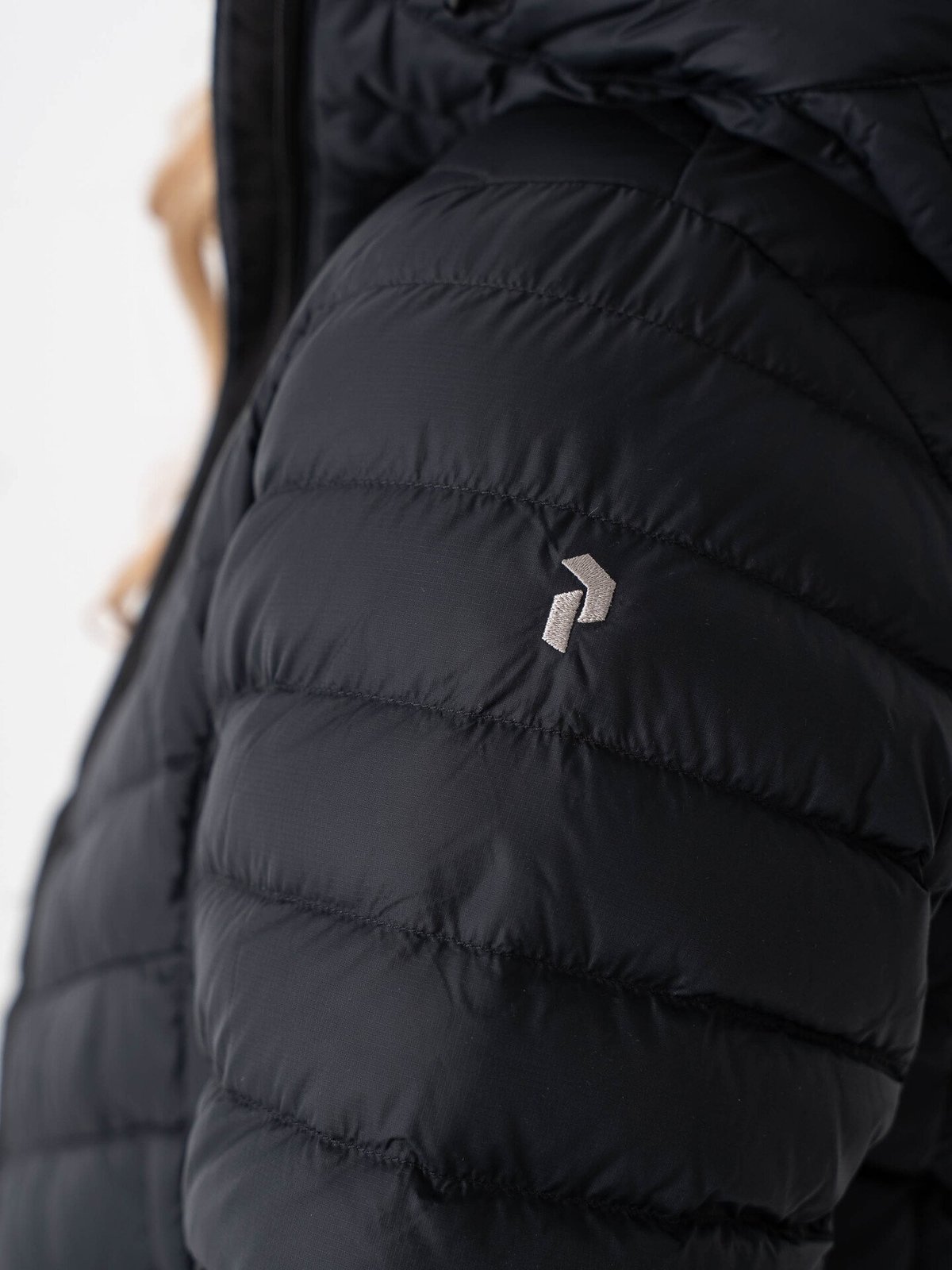 Peak Performance Frost Down Hood Jacket Black