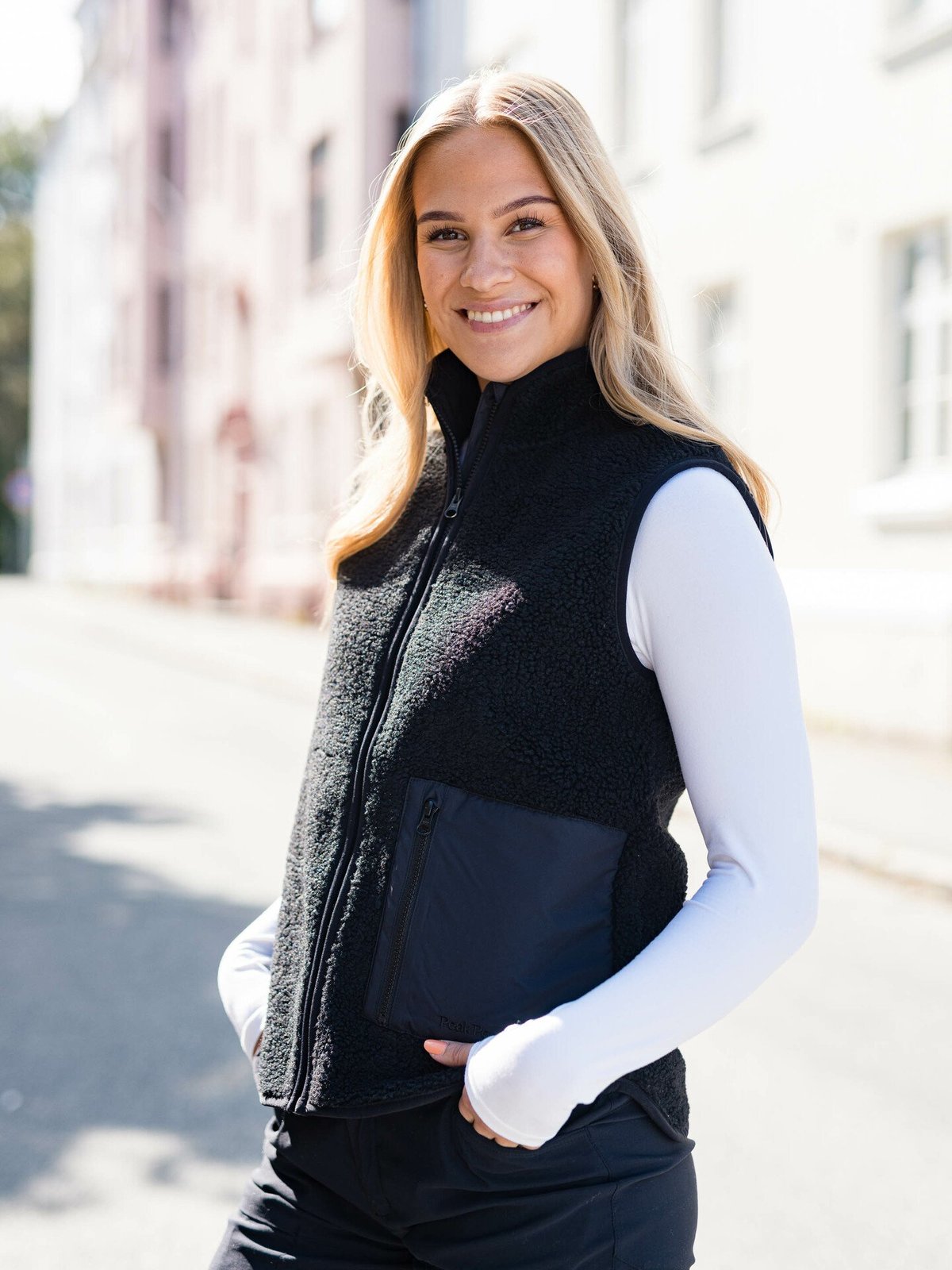 Peak Performance Ground Pile Vest Black