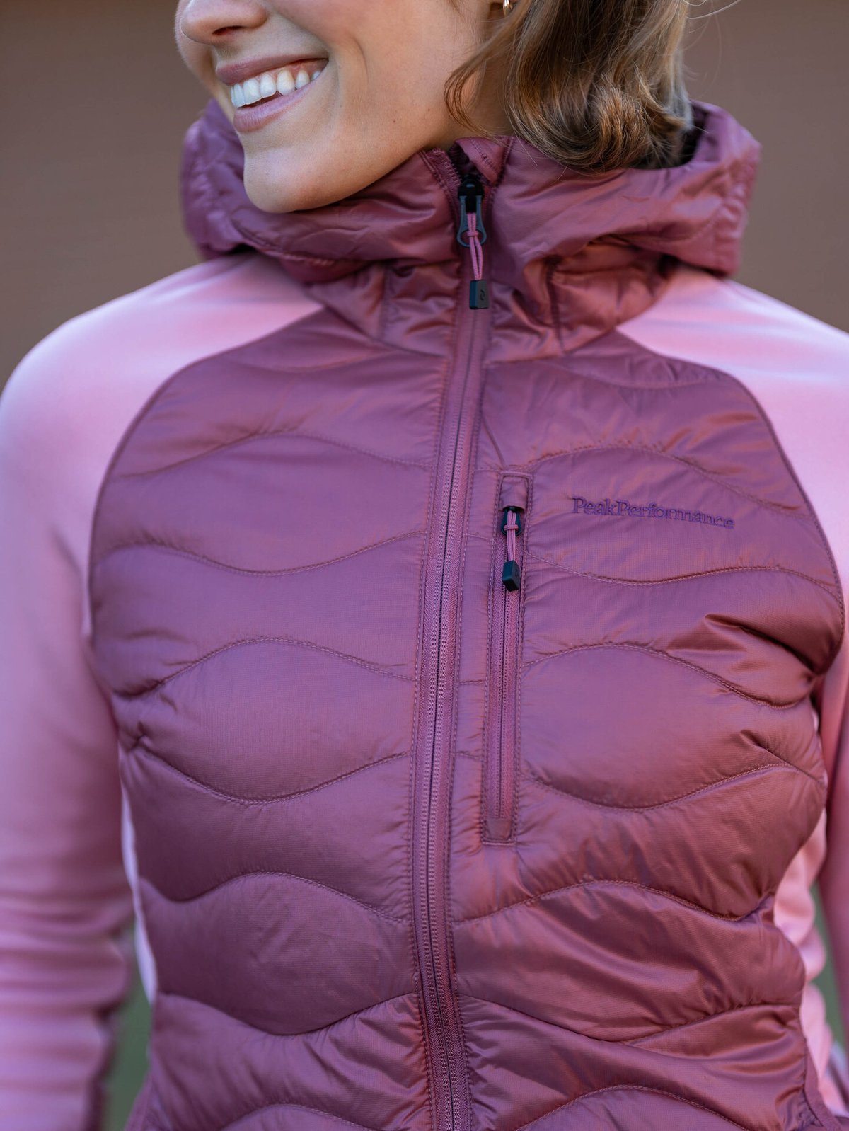 Peak Performance Helium Down Hybrid Hood Women Wild Rouge / Warm Blush