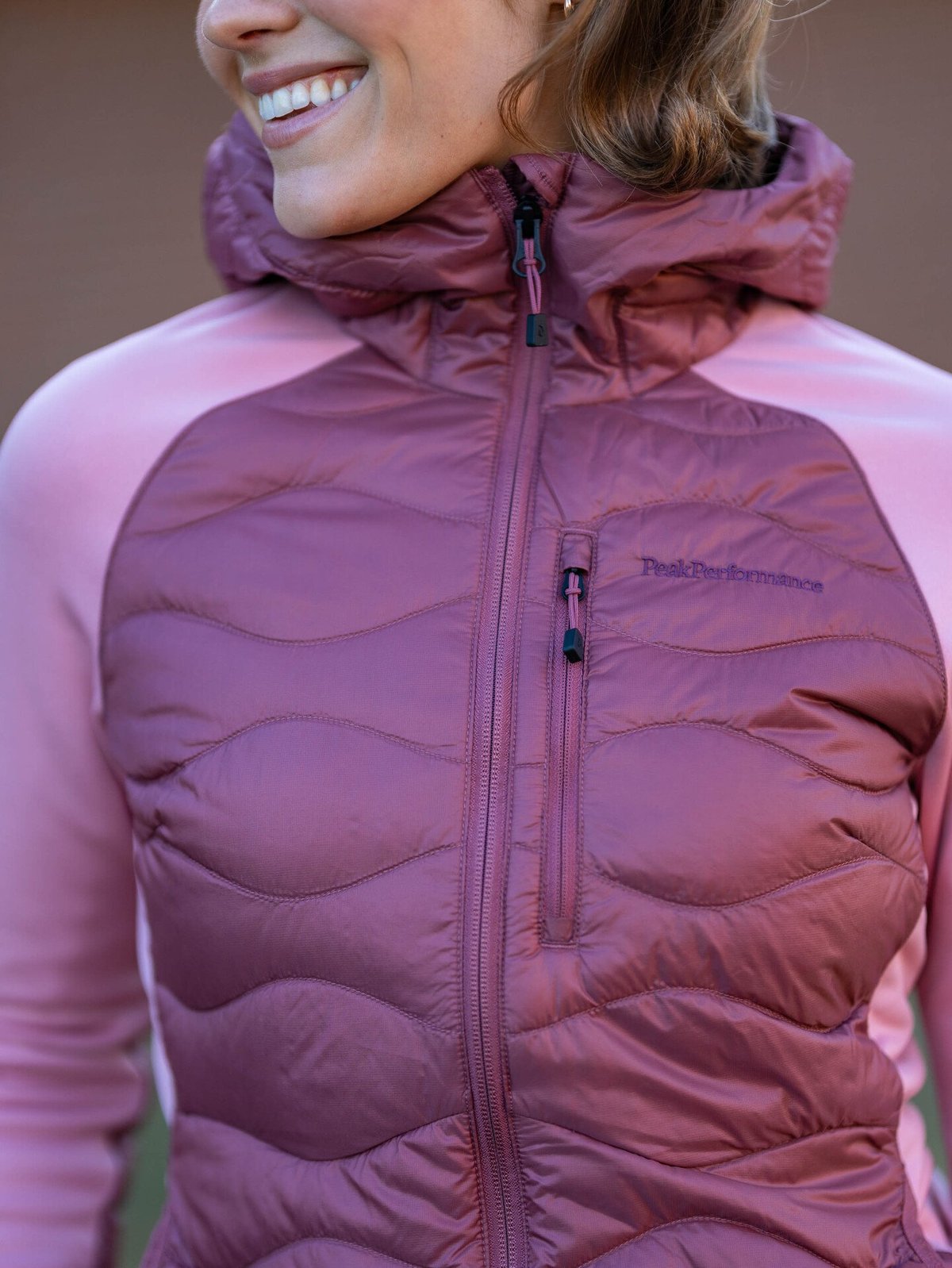 Peak Performance Helium Down Hybrid Hood Women Wild Rouge / Warm Blush