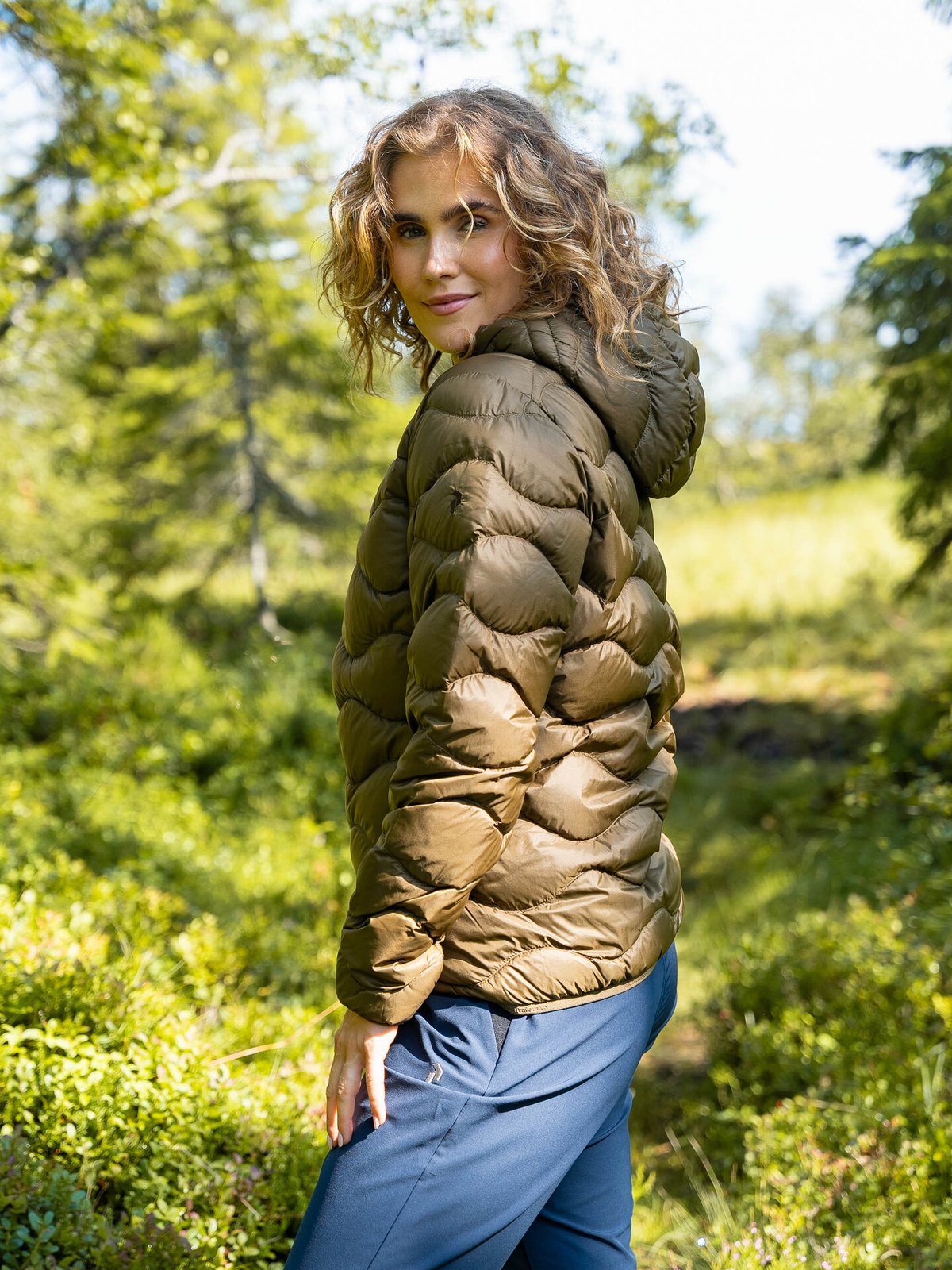 Peak Performance Helium Down Hood Jacket Women Meadow Moss / Sierra Sand