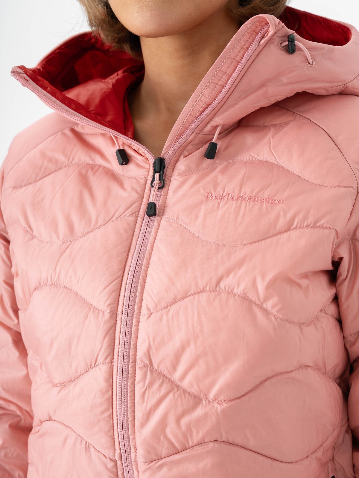 Peak Performance Helium Down Hood Jacket Women Warm Blush / Red Pompeian