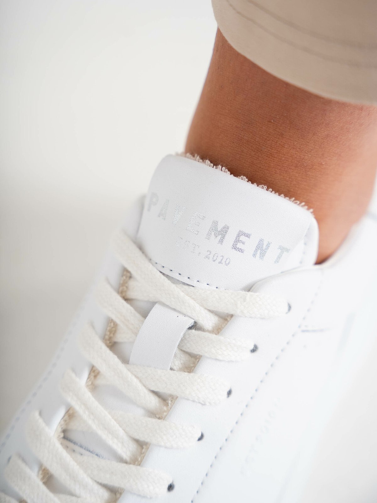 Pavement Frances Hvit