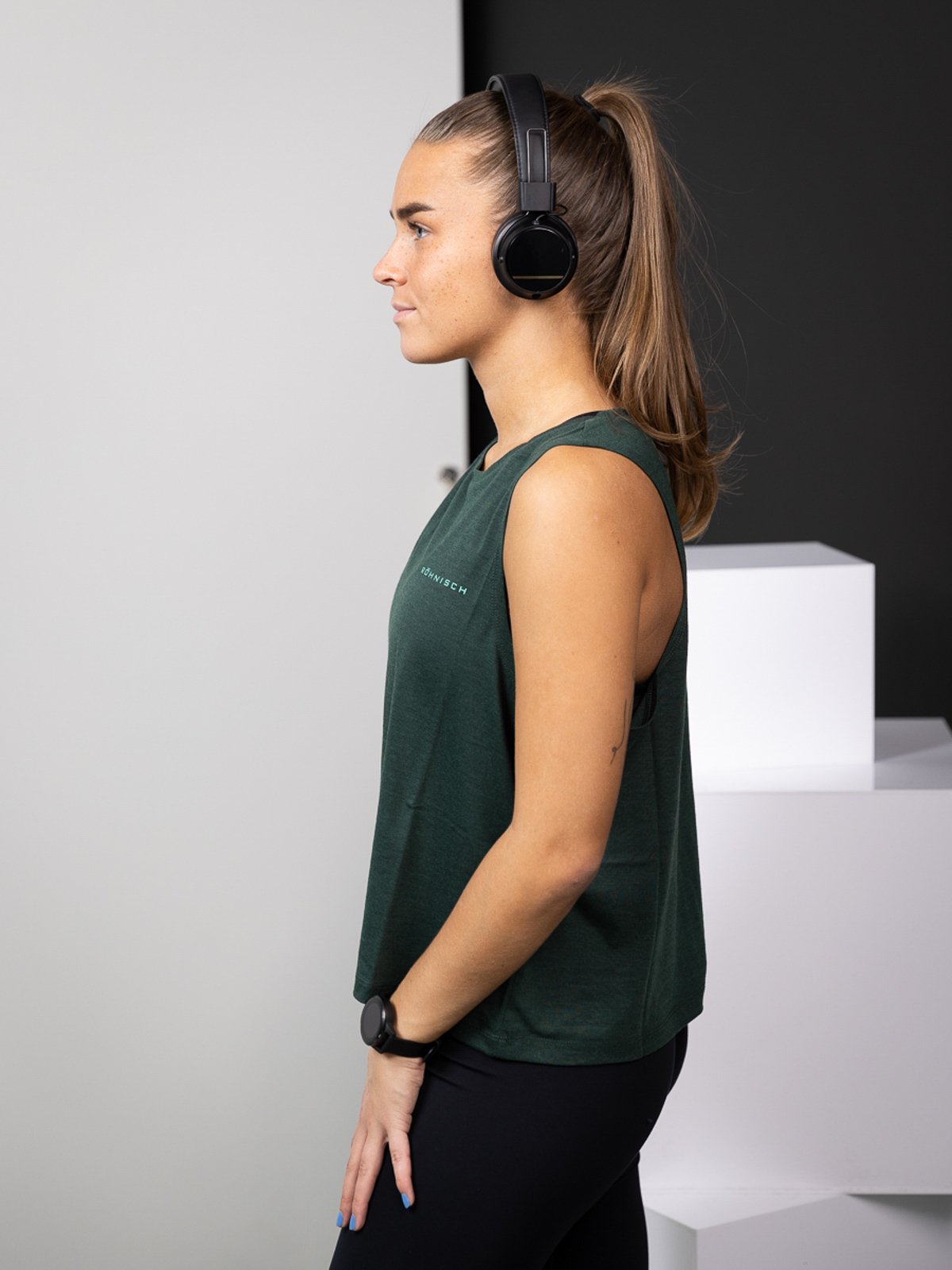 Röhnisch Clara Cropped Singlet Scarab