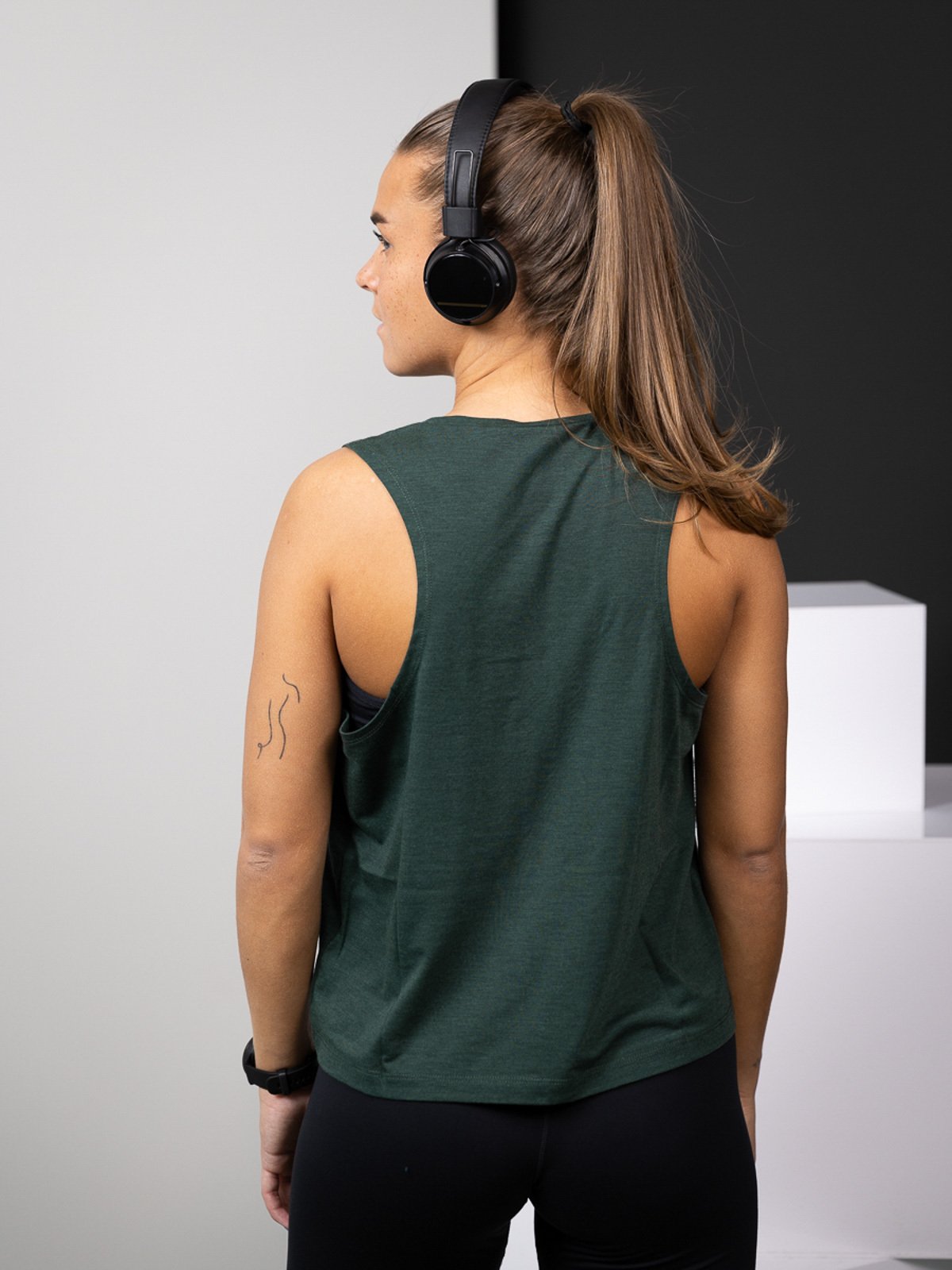 Röhnisch Clara Cropped Singlet Scarab