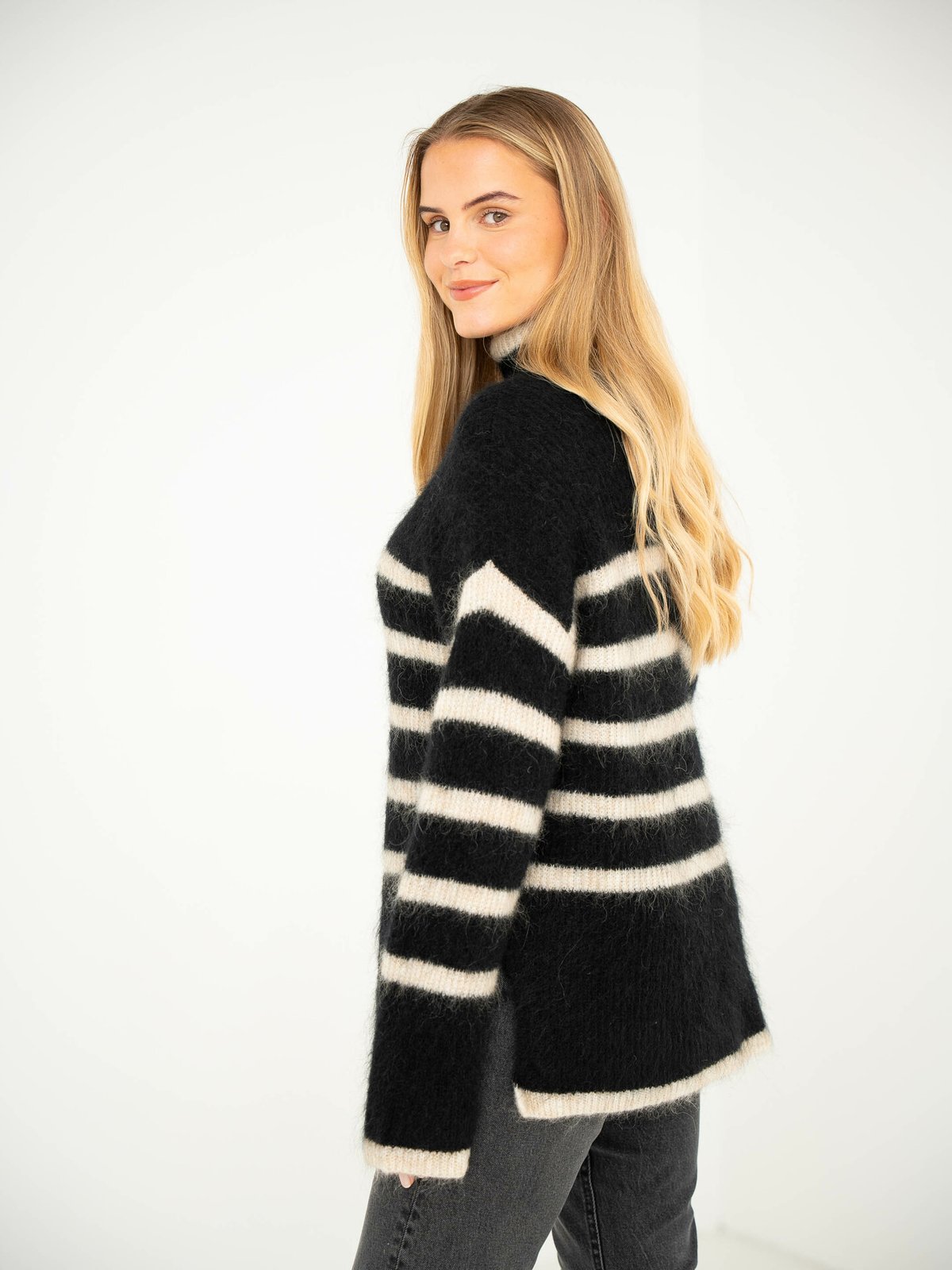 Second Female Ovalis Knit T-Neck Black