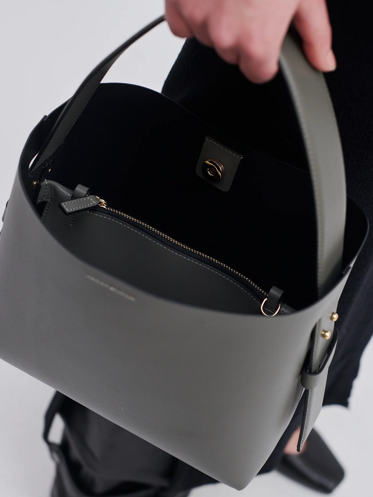 Second Female Leata Leather Bag Bungee Cord