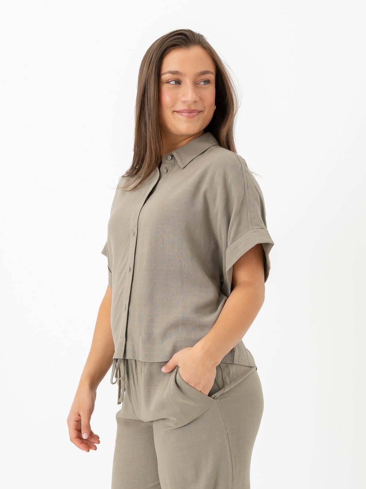 Selected Femme Viva Short Sleeve Cropped Sun Shirt Vetiver