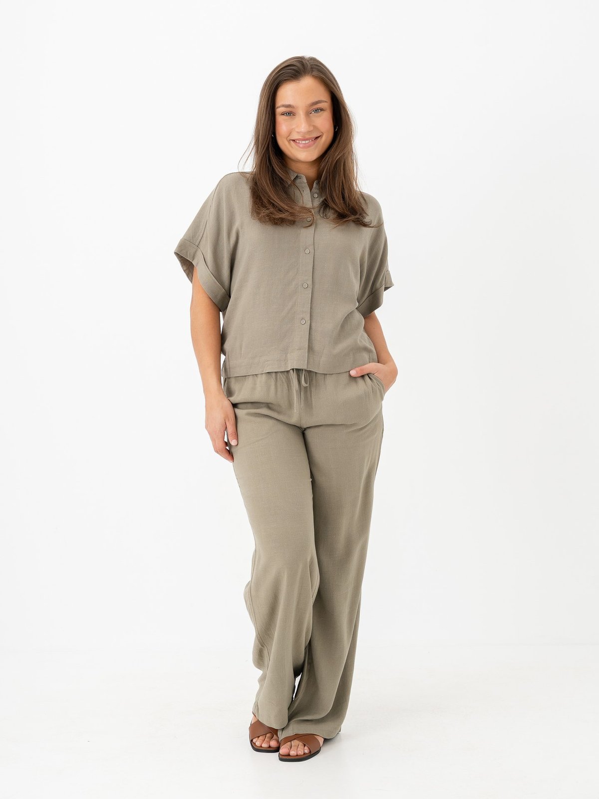 Selected Femme Viva Short Sleeve Cropped Sun Shirt Vetiver