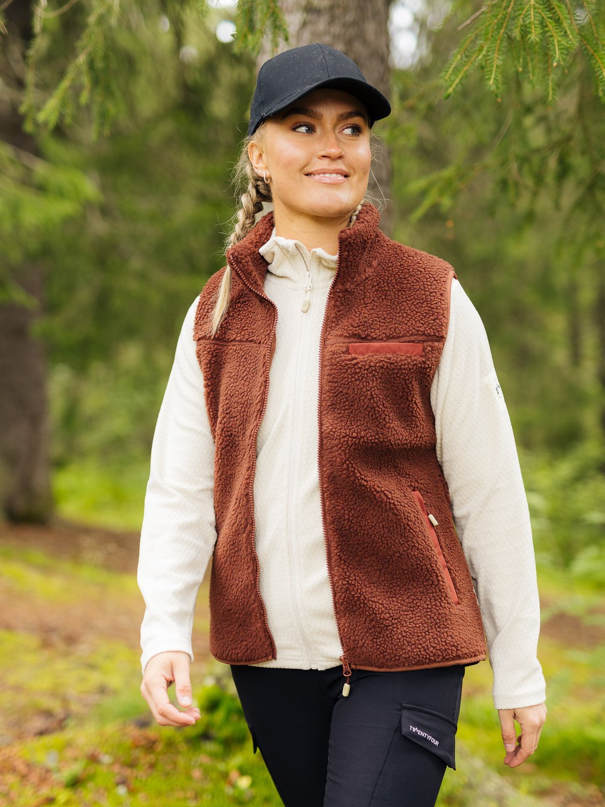 Twentyfour x GI Pile Vest Rustrød/Rødbrun - Get Inspired Exclusive Collection