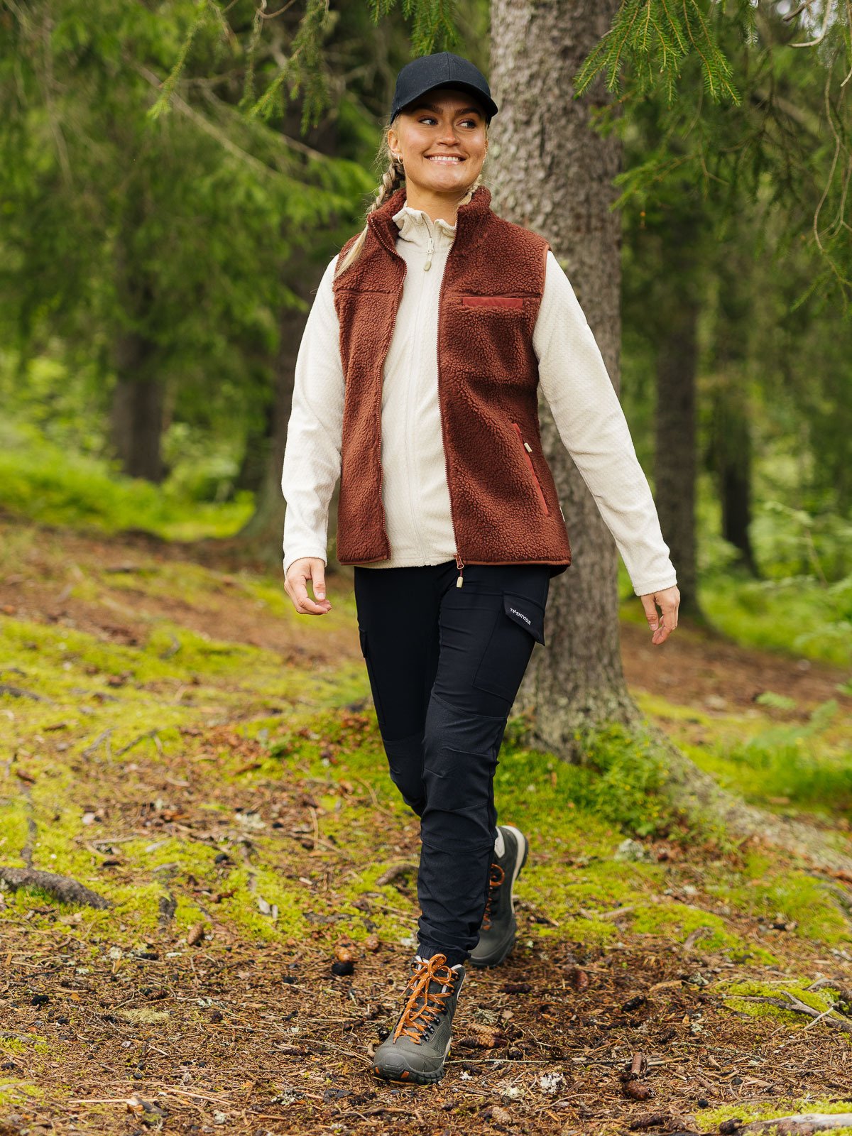 Twentyfour x GI Pile Vest Rustrød/Rødbrun - Get Inspired Exclusive Collection