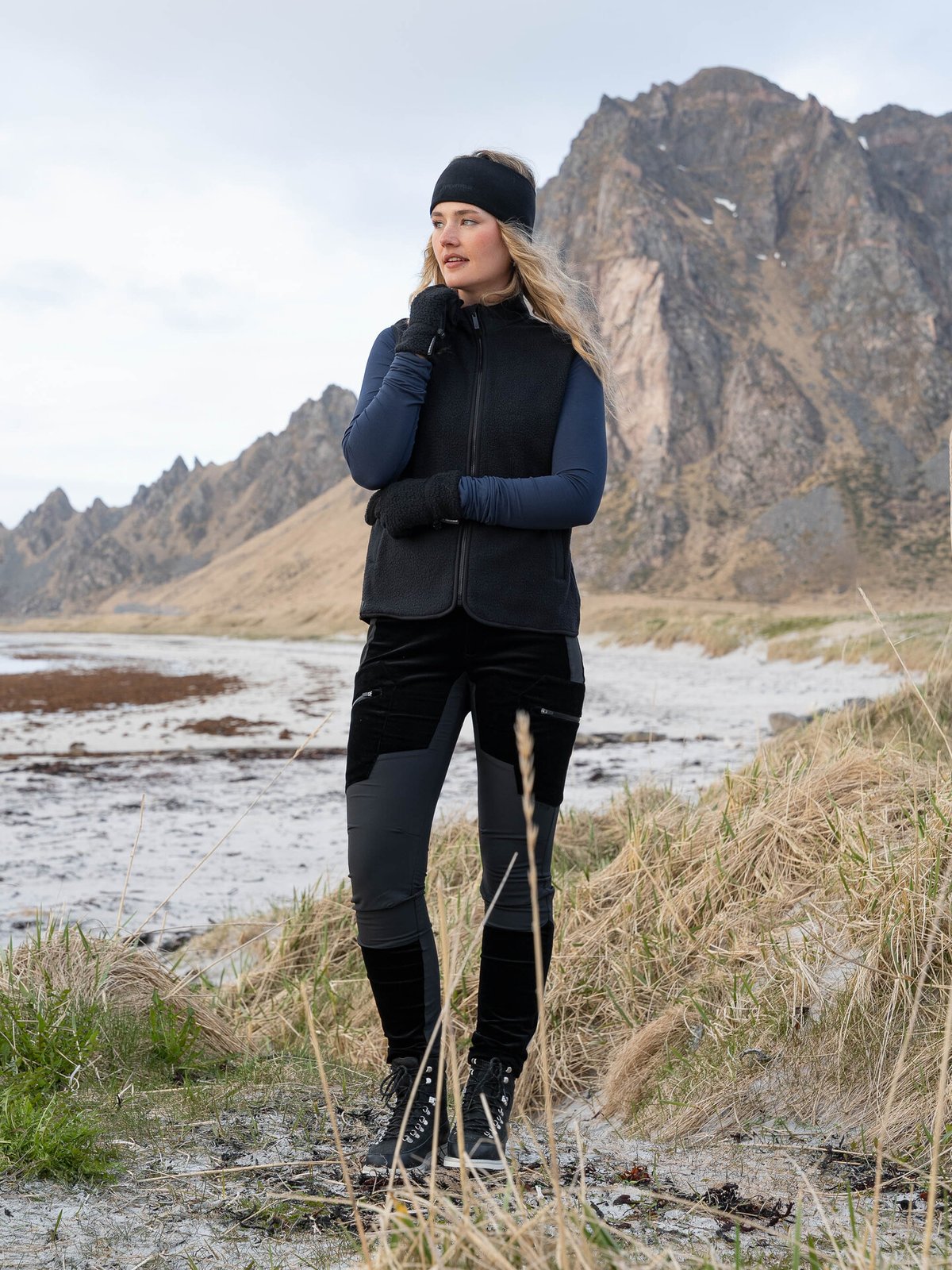 Twentyfour Aurora Pile Vest Sort