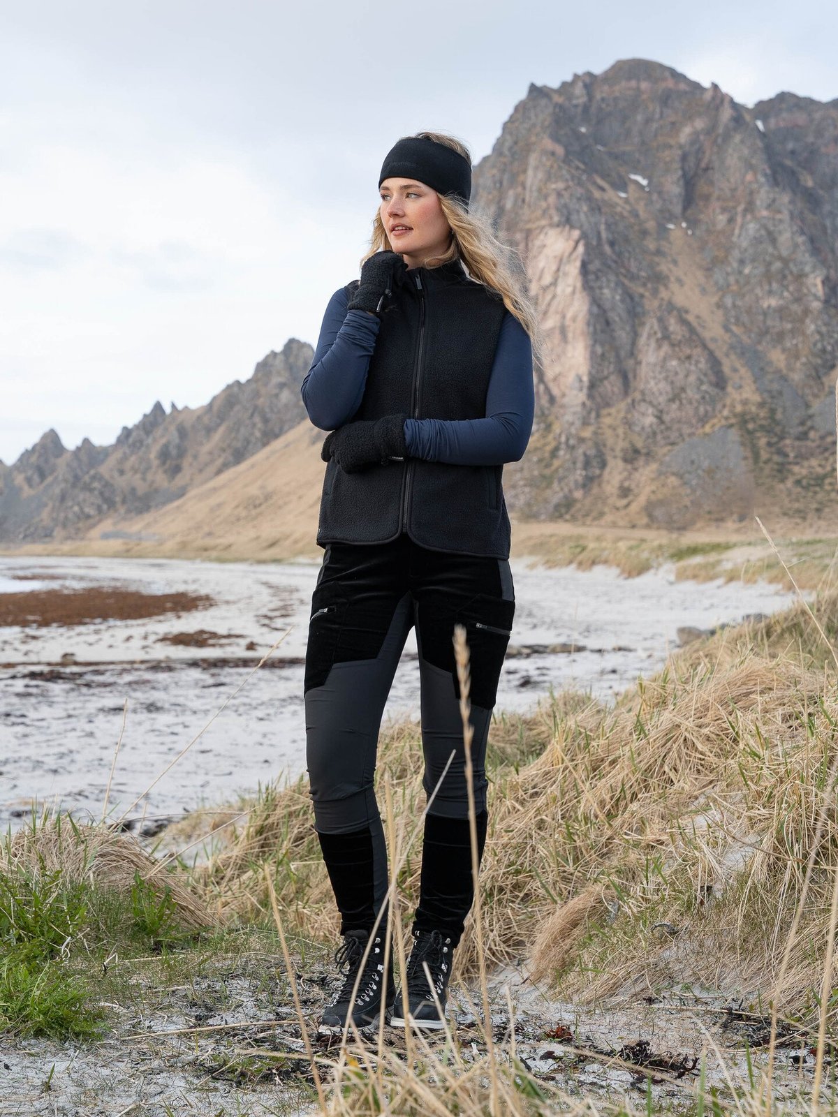 Twentyfour Aurora Pile Vest Sort