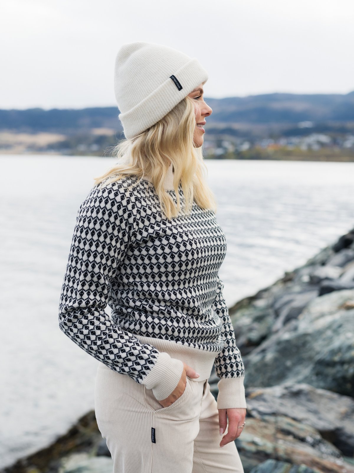 Twentyfour Aurora Ullgenser Sort