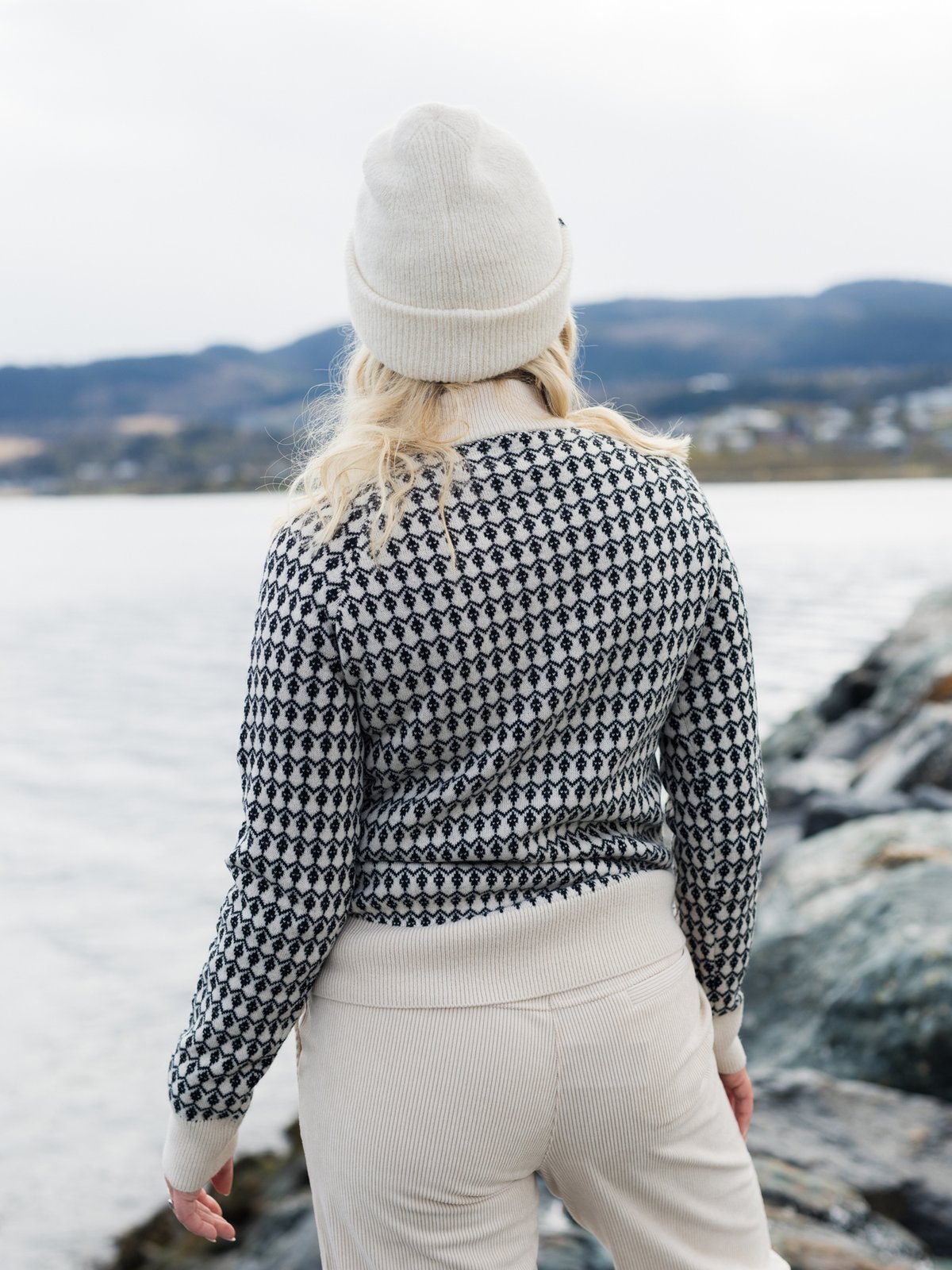 Twentyfour Aurora Ullgenser Sort