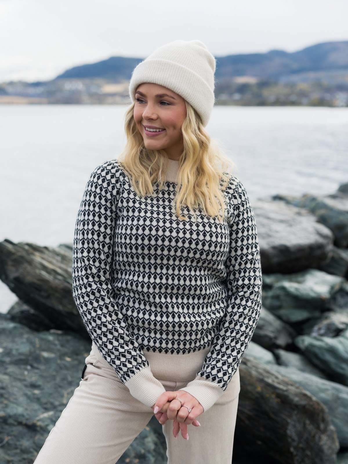 Twentyfour Aurora Ullgenser Sort