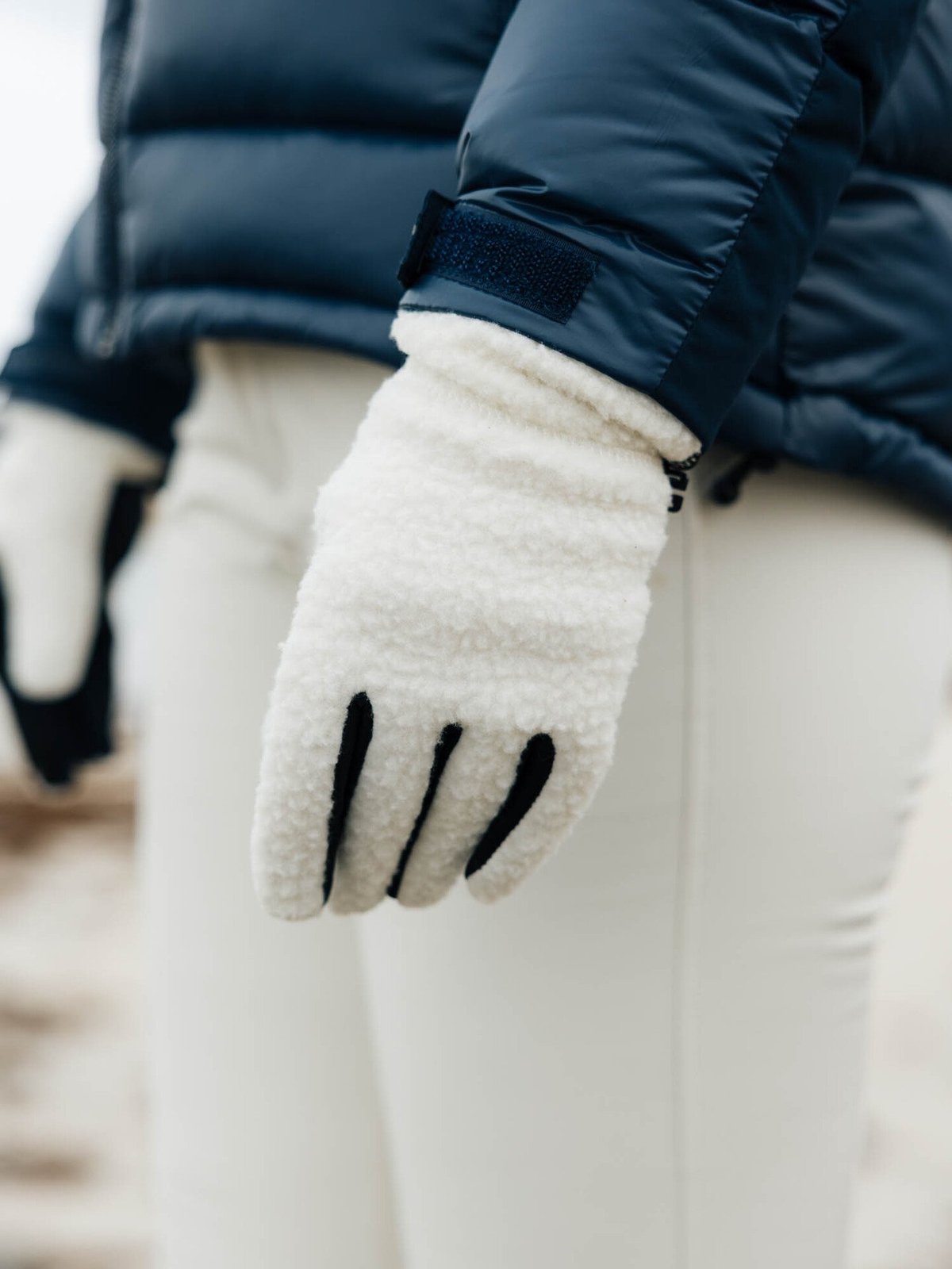 Twentyfour Aurora Pilehanske Grahvit