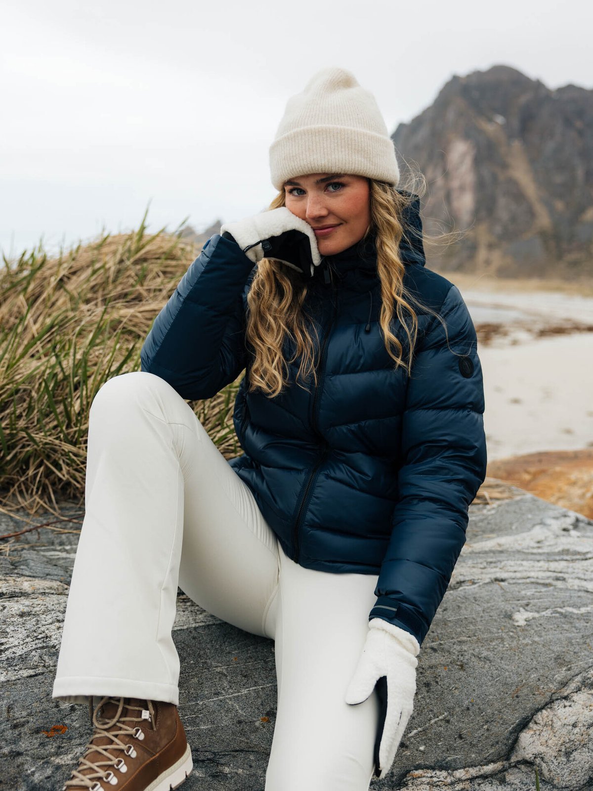 Twentyfour Aurora Pilehanske Grahvit