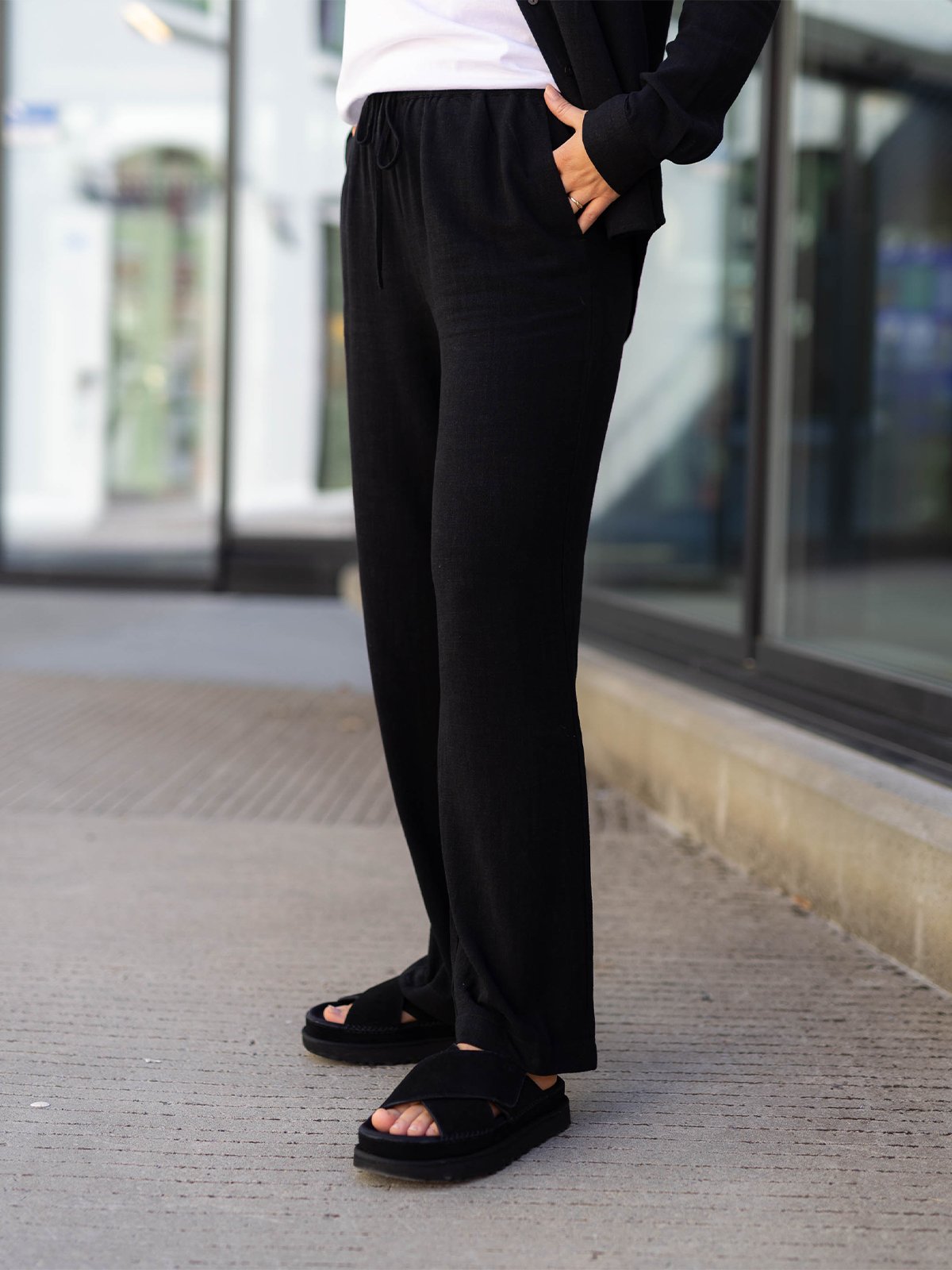 UGG Goldenstar Cross Black