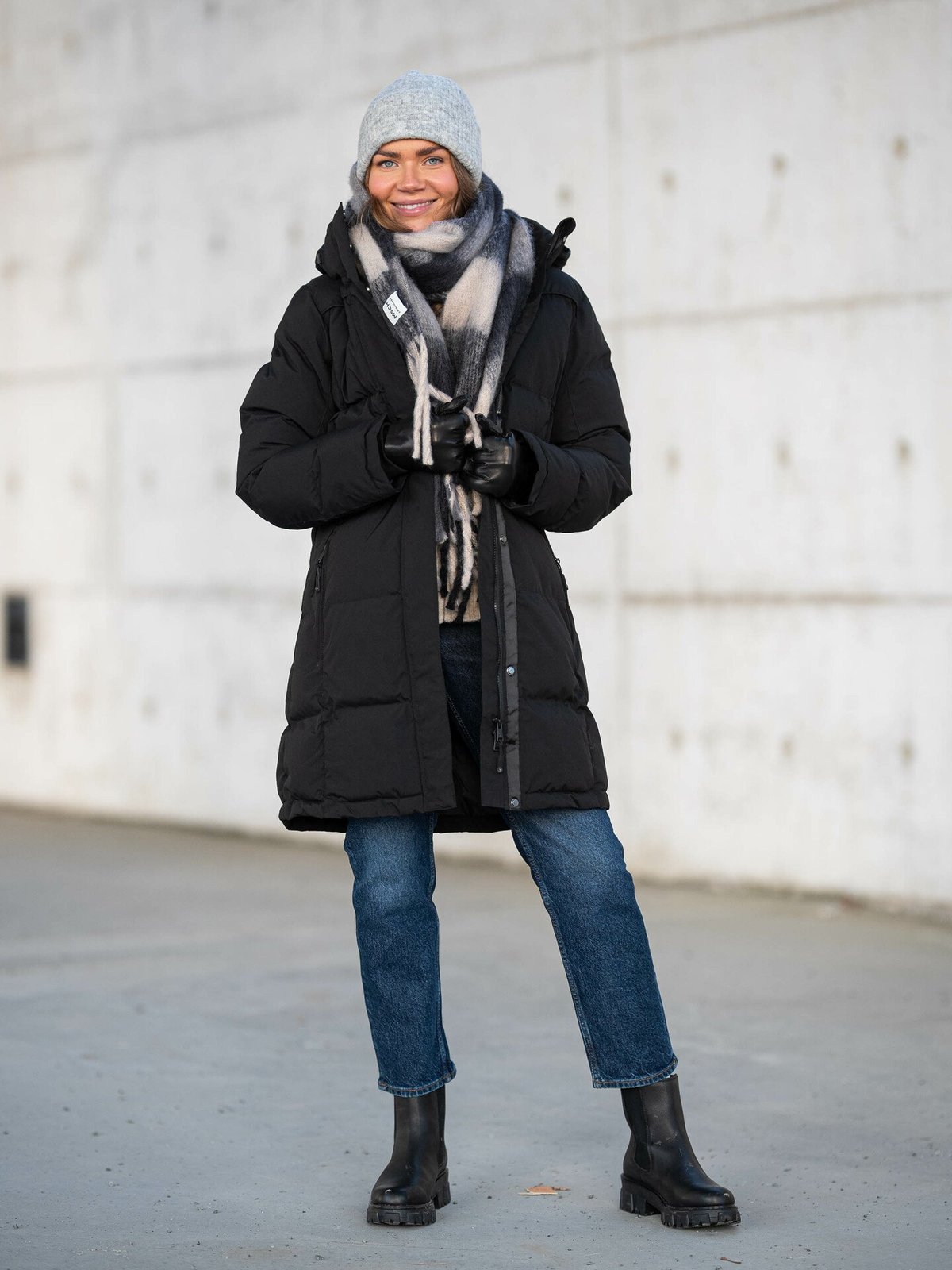 Urban Pioneers Liv Parka Black