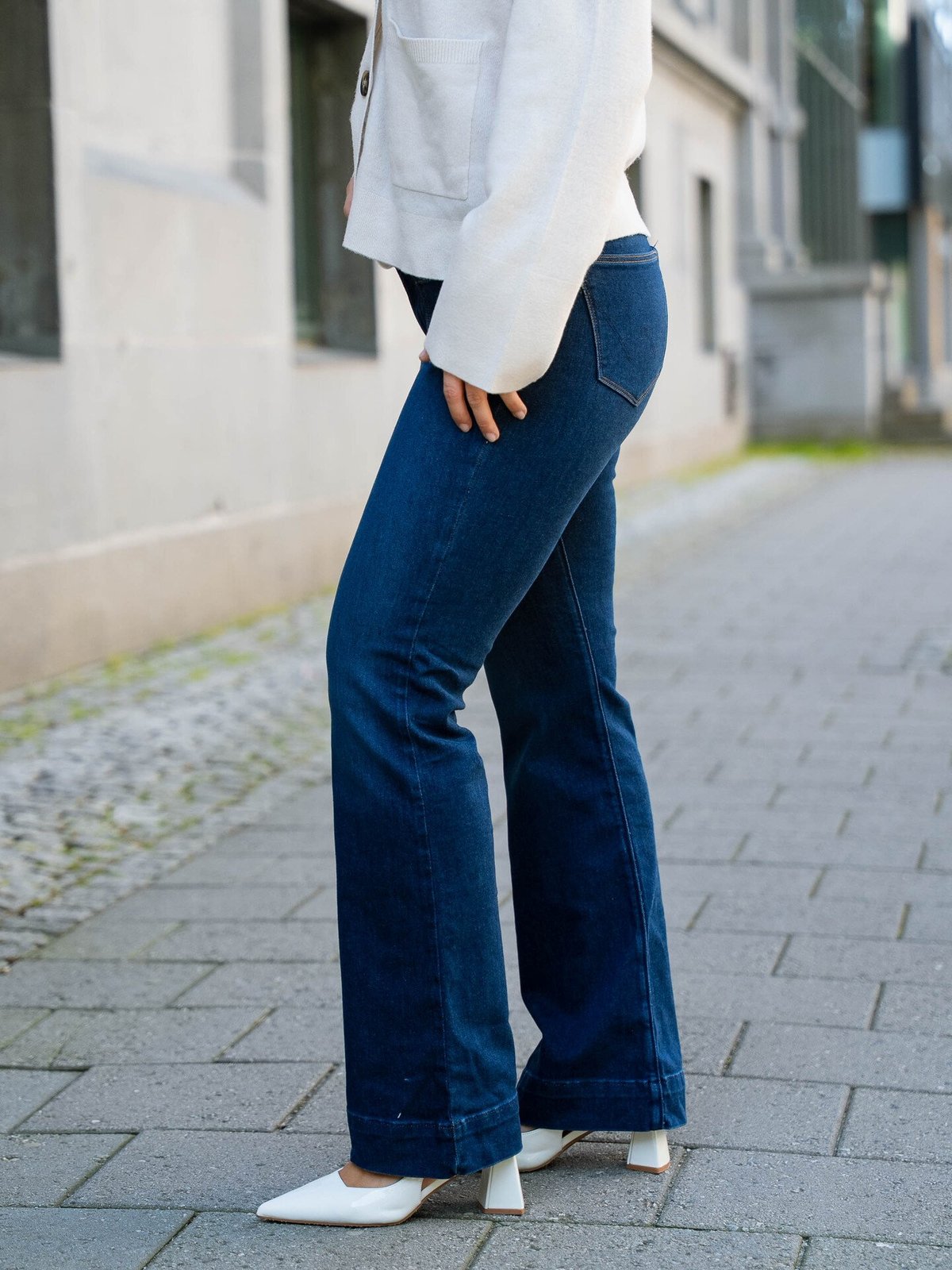 Wrangler Flare Dark Wash