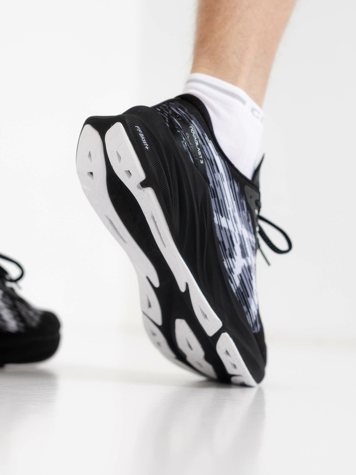 ASICS Novablast 3 Black / White