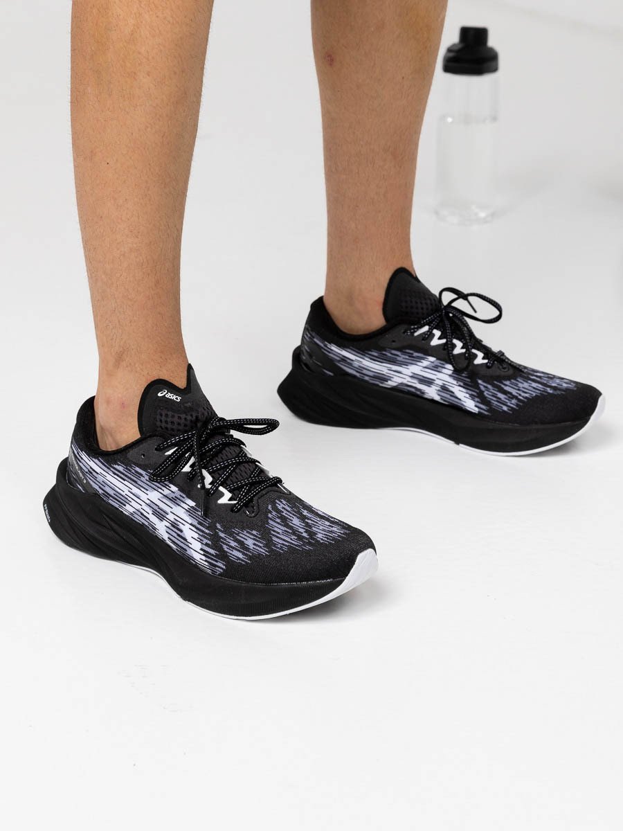 ASICS Novablast 3 Black / White