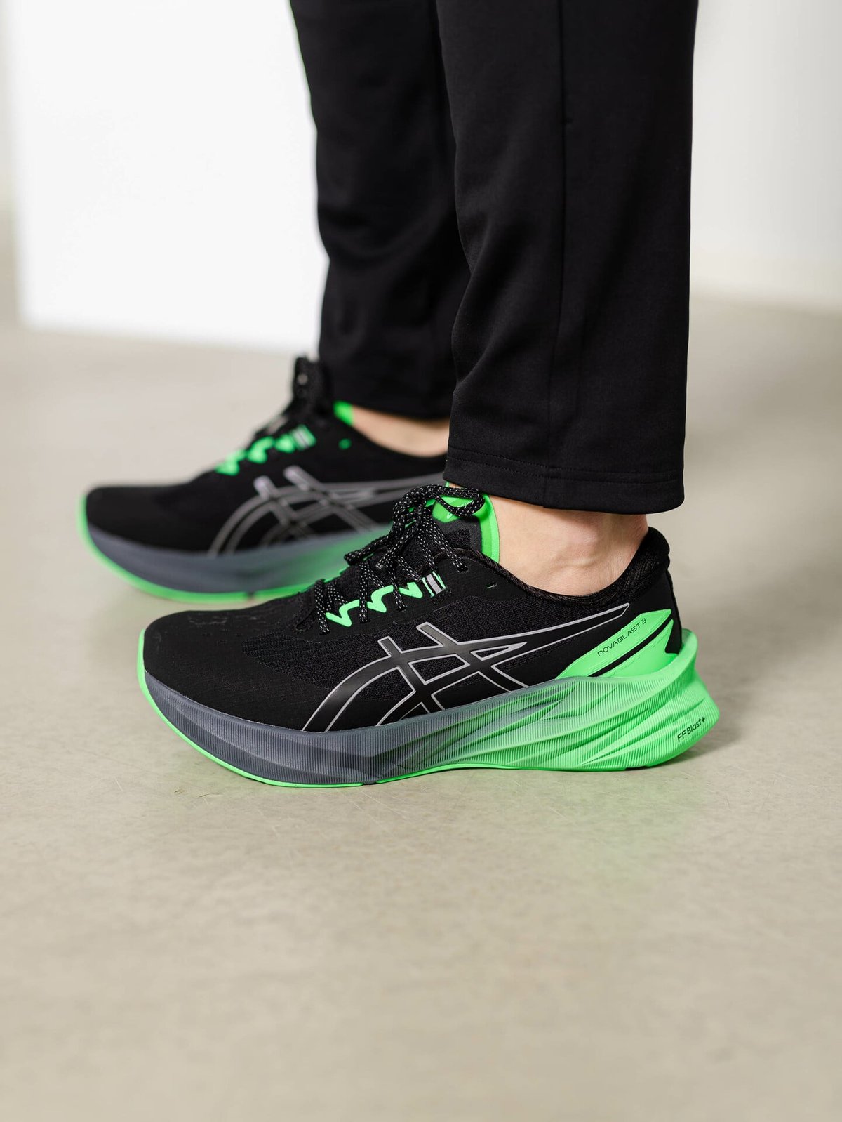 ASICS Novablast 3 Lite-Show Black/New Leaf