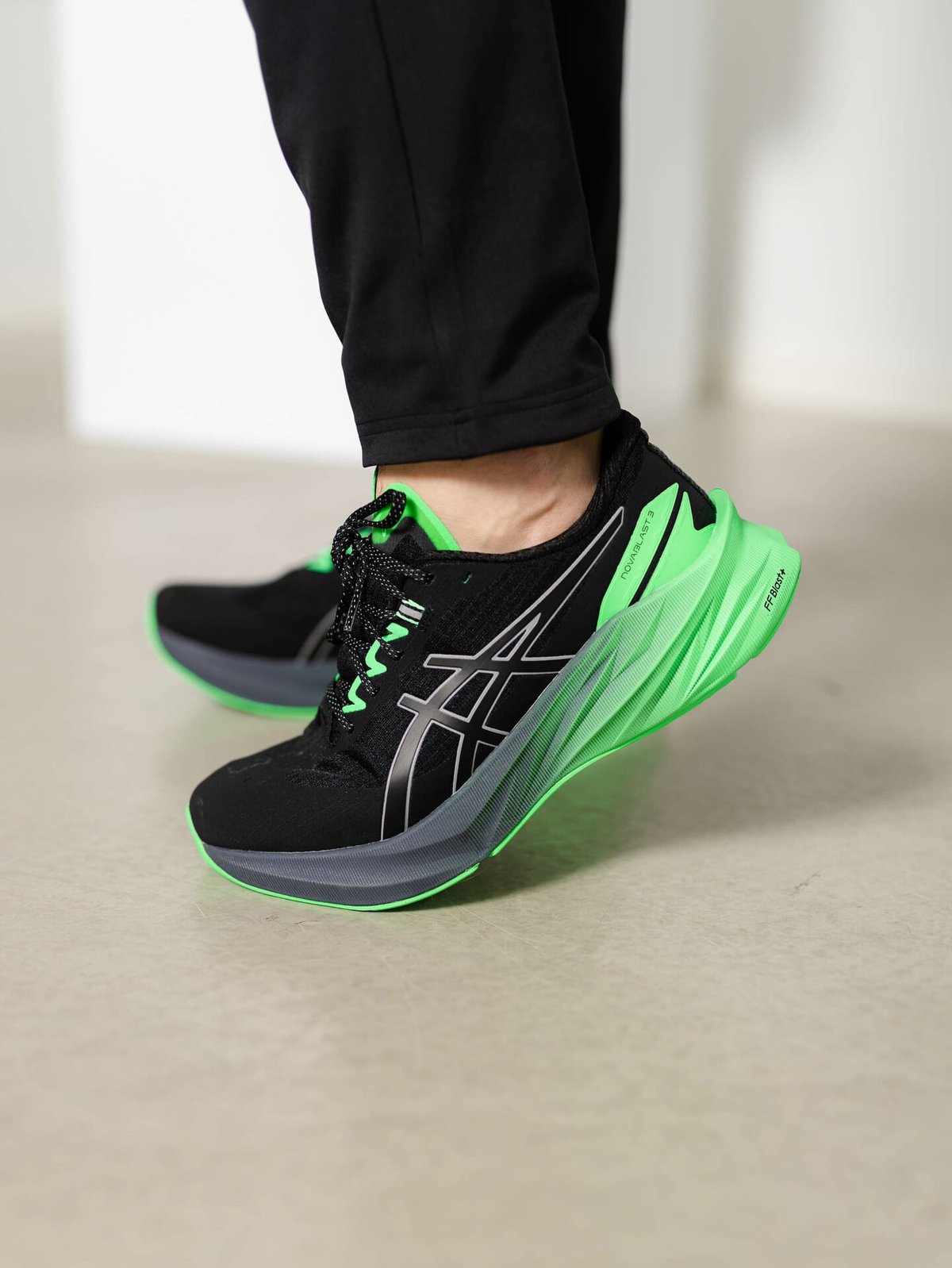 ASICS Novablast 3 Lite-Show Black/New Leaf