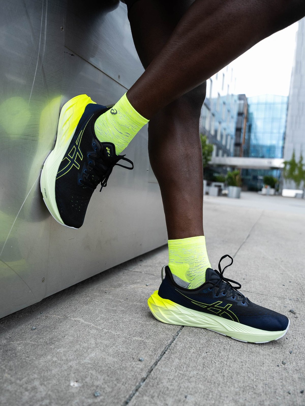 ASICS Novablast 4 Black / Blue Expanse