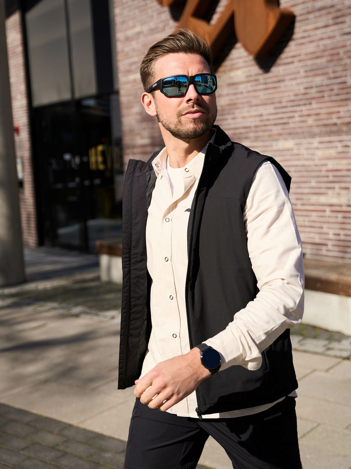 Bliz Arrow Ramme: Matt Black / Glass: Brown Blue