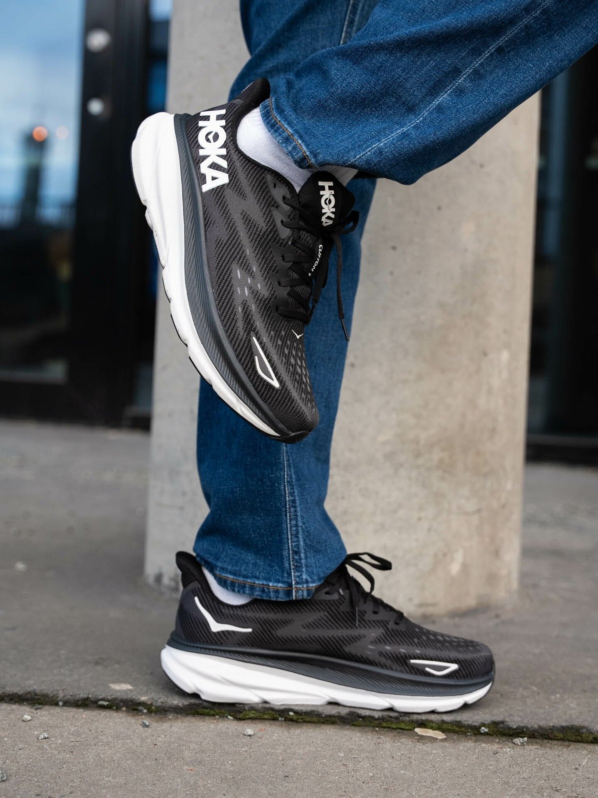 Hoka Clifton 9 Black / White