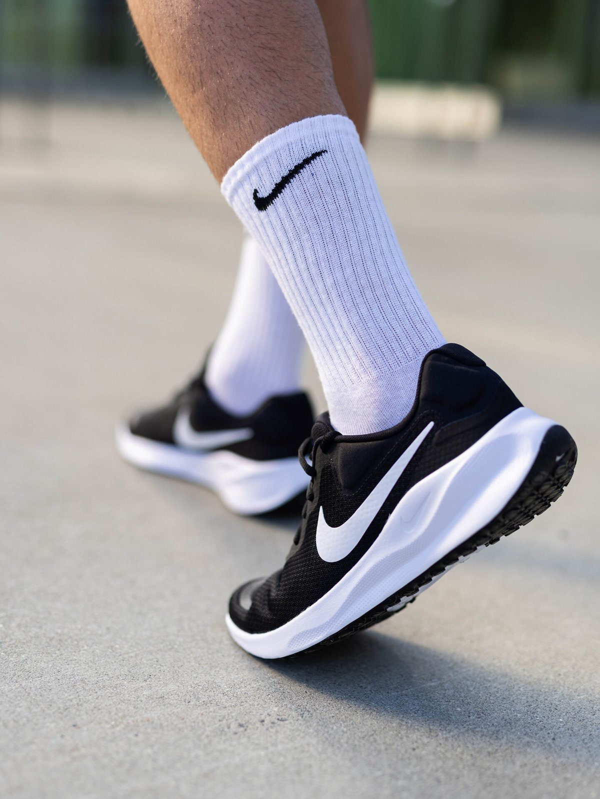 Nike Revolution 7 Black / White